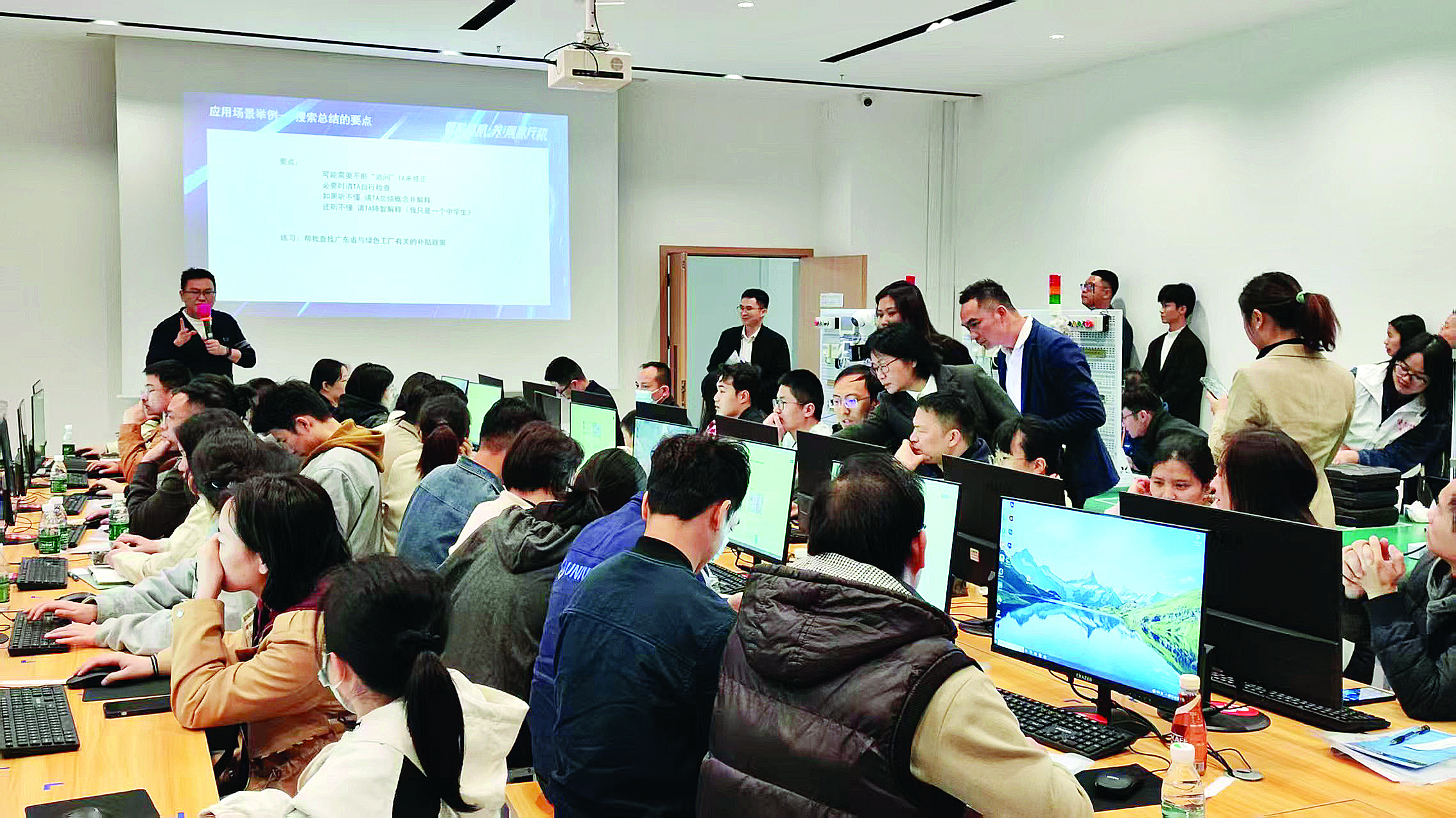     学员进行实操训练。