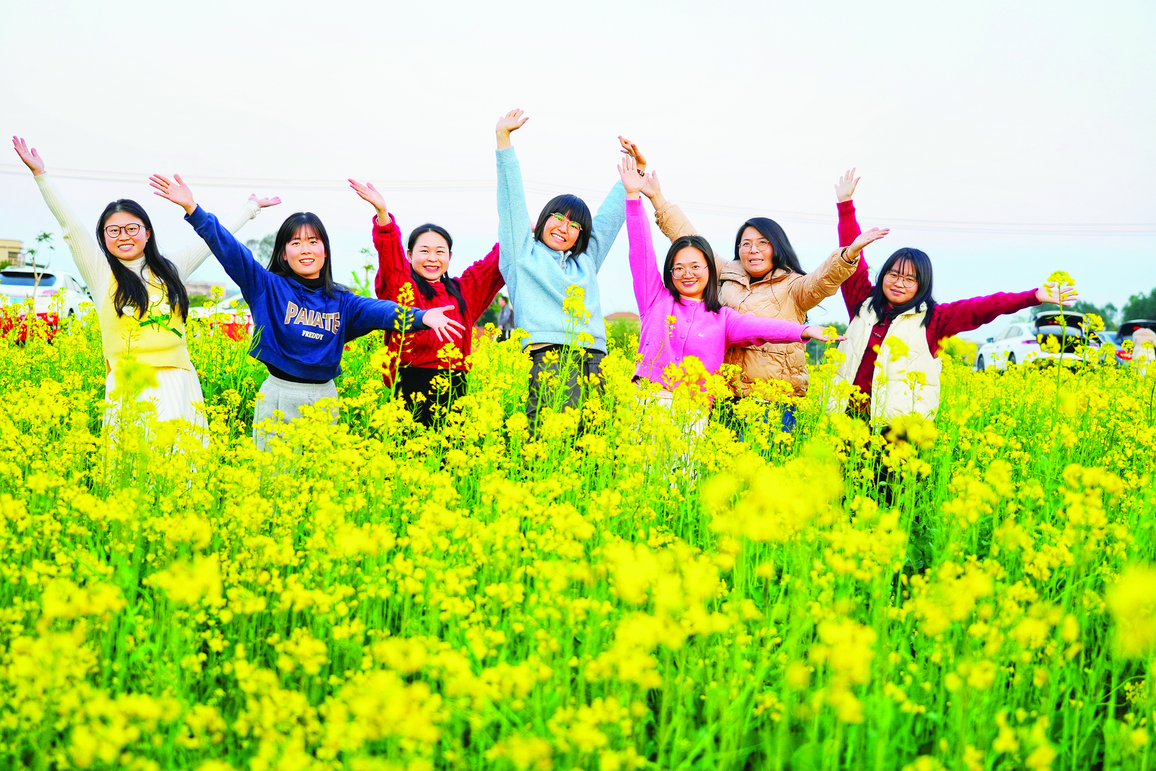     游客在惠城区好艺源农业生态园赏花游玩。