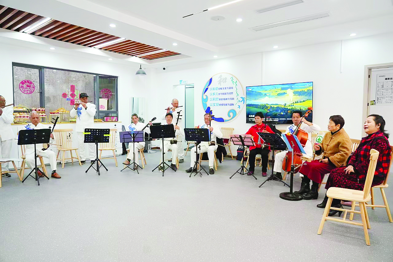     老年人乐队在新圩镇长布村活动中心排练。本组图片 惠州日报记者许文昌 摄