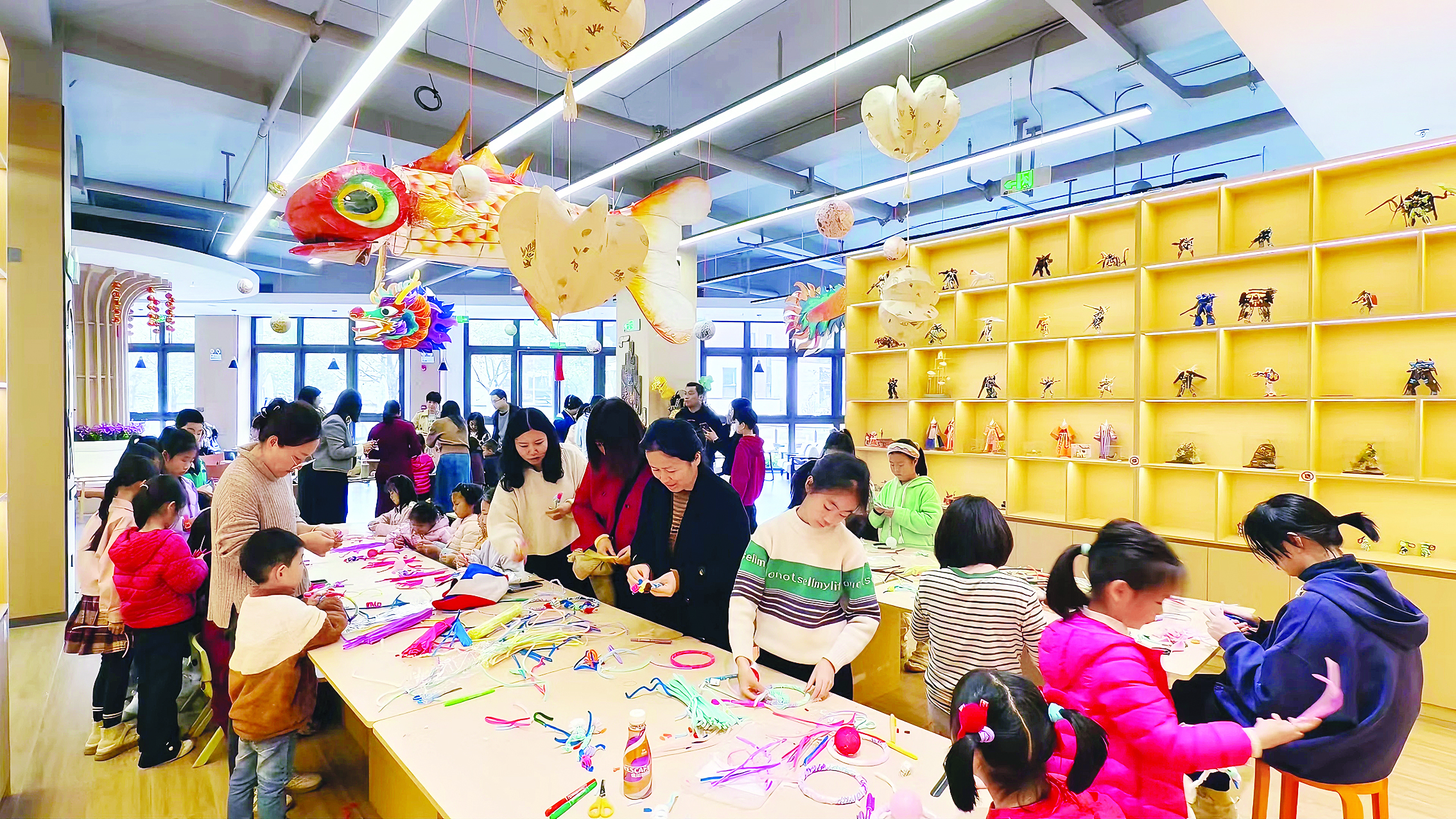     淡水街道星河社区创意手工坊里亲子协作DIY。