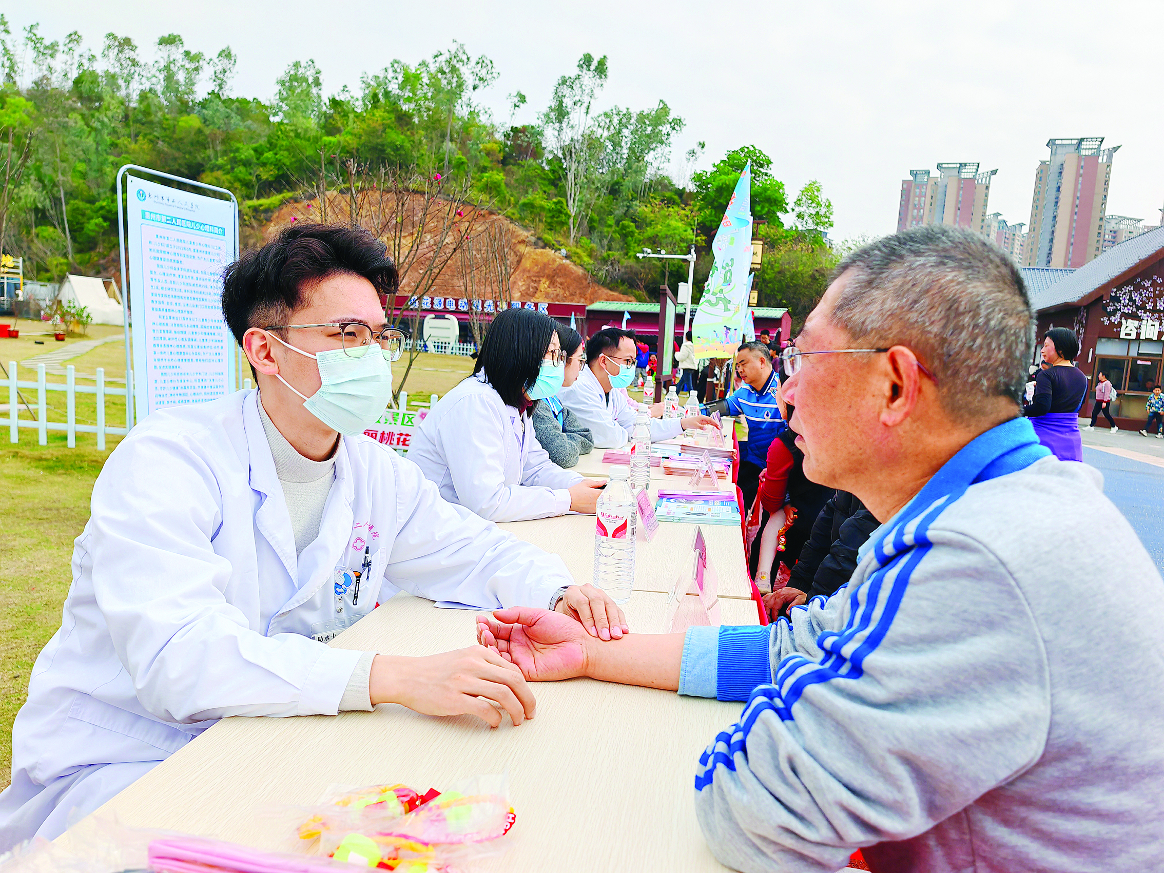     惠州市第二人民医院健康义诊活动现场。    惠州日报记者周智聪 摄