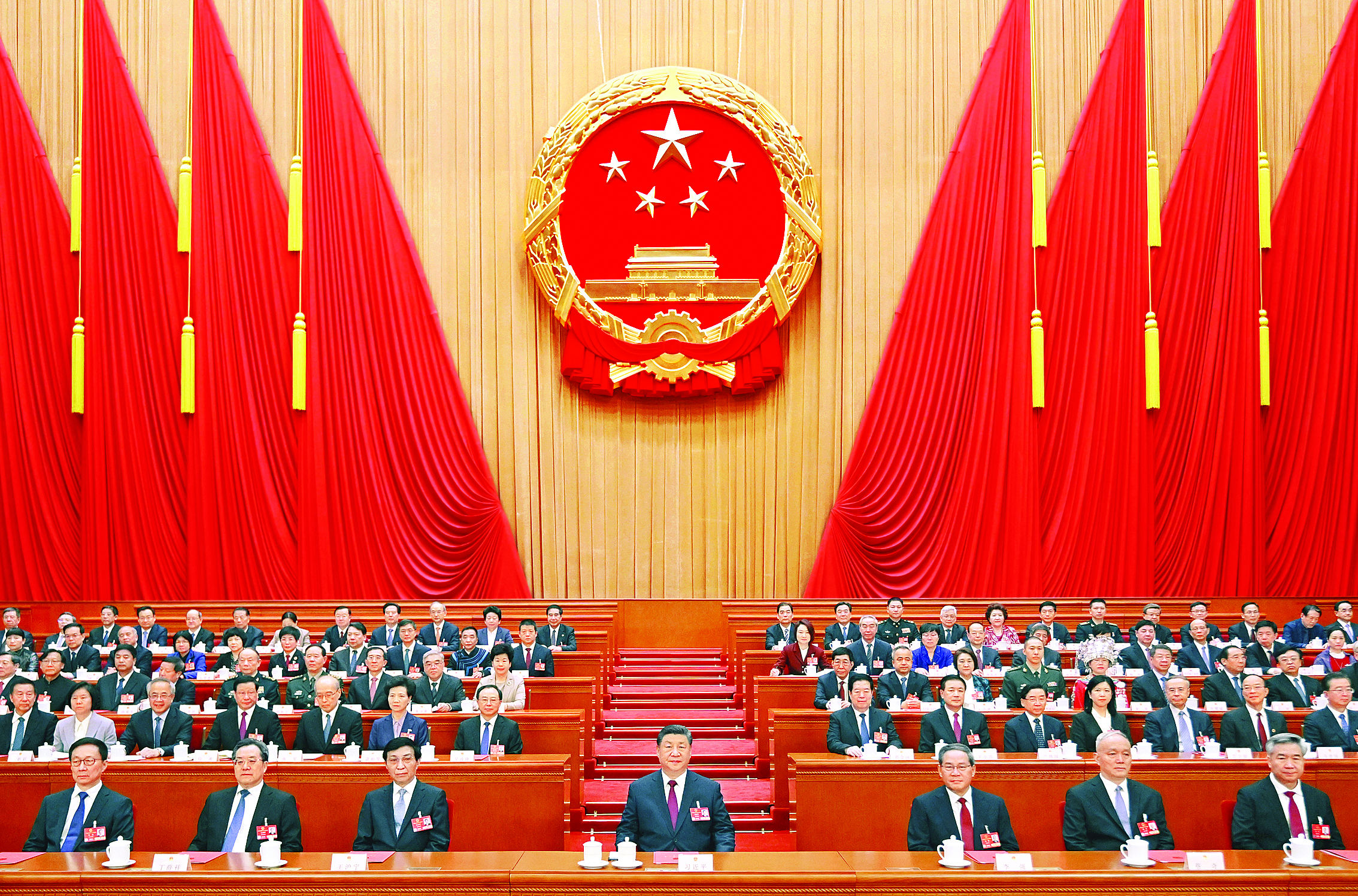     3月11日下午，第十四届全国人民代表大会第三次会议在北京人民大会堂闭幕。党和国家领导人习近平、李强、王沪宁、蔡奇、丁薛祥、李希、韩正等在主席台就座。新华社发