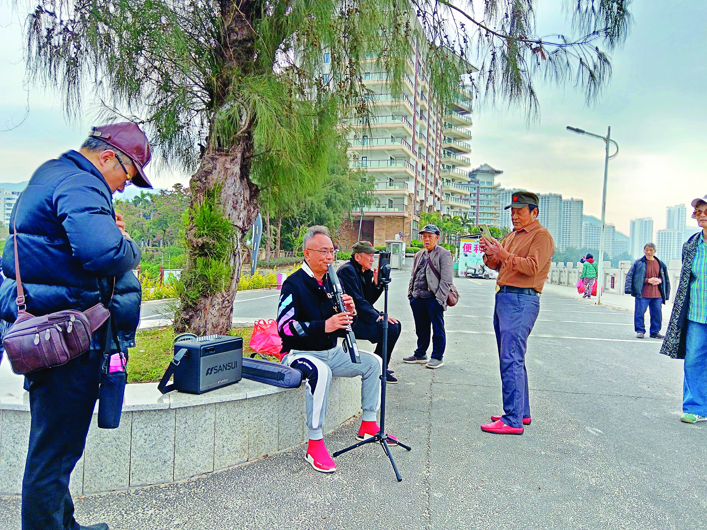 <p>    旅居老人在渔业村双鱼岛广场散步游玩。惠州东江图片社供图</p>