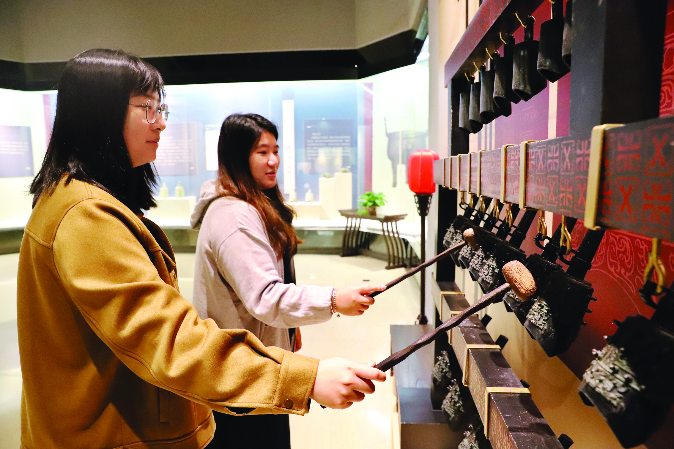     市民体验编钟演奏。本组图片 惠州日报记者钟畅新 摄