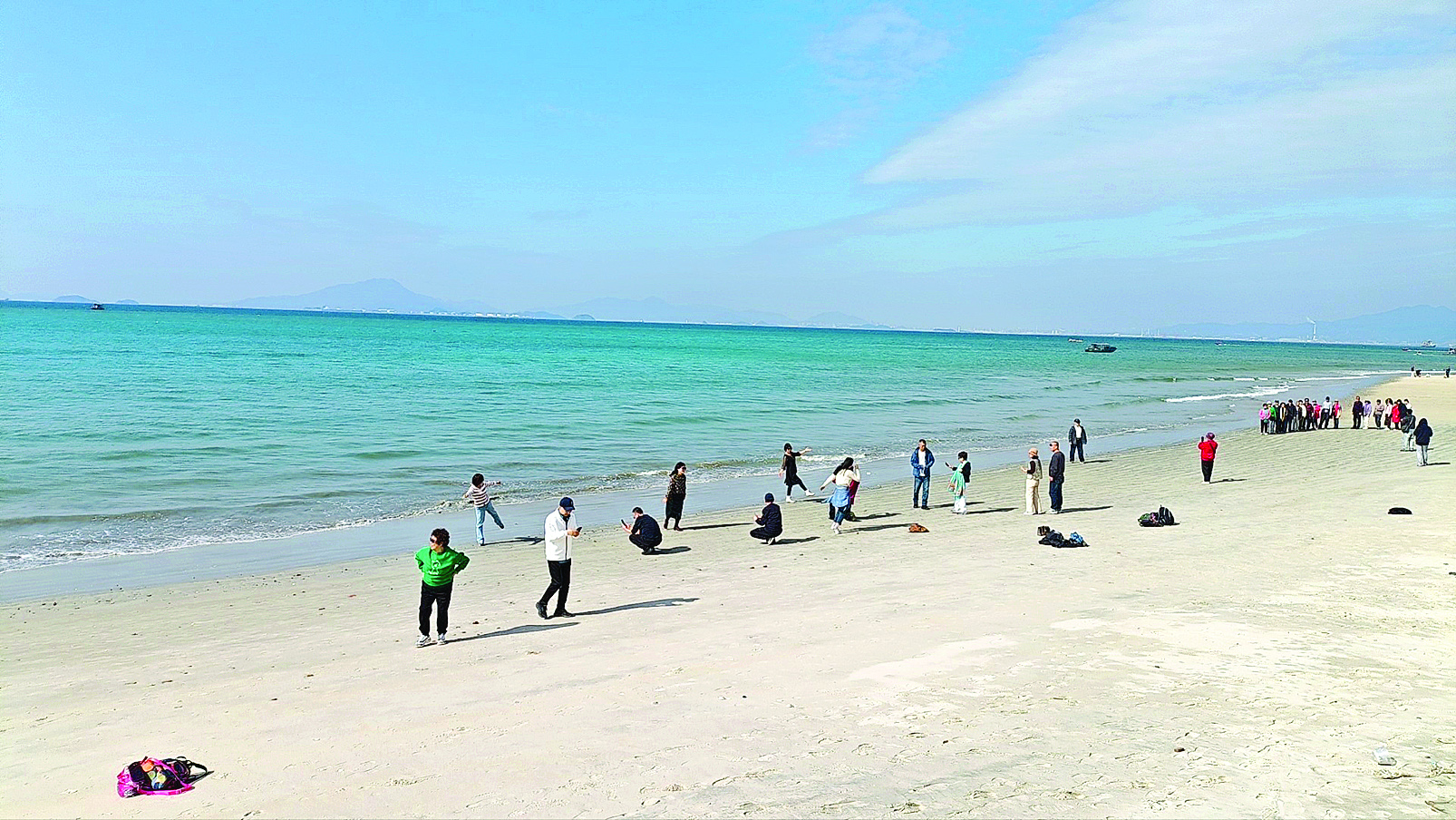 <p>    游客在惠州滨海游玩。惠州日报记者蔡伟健 摄</p>