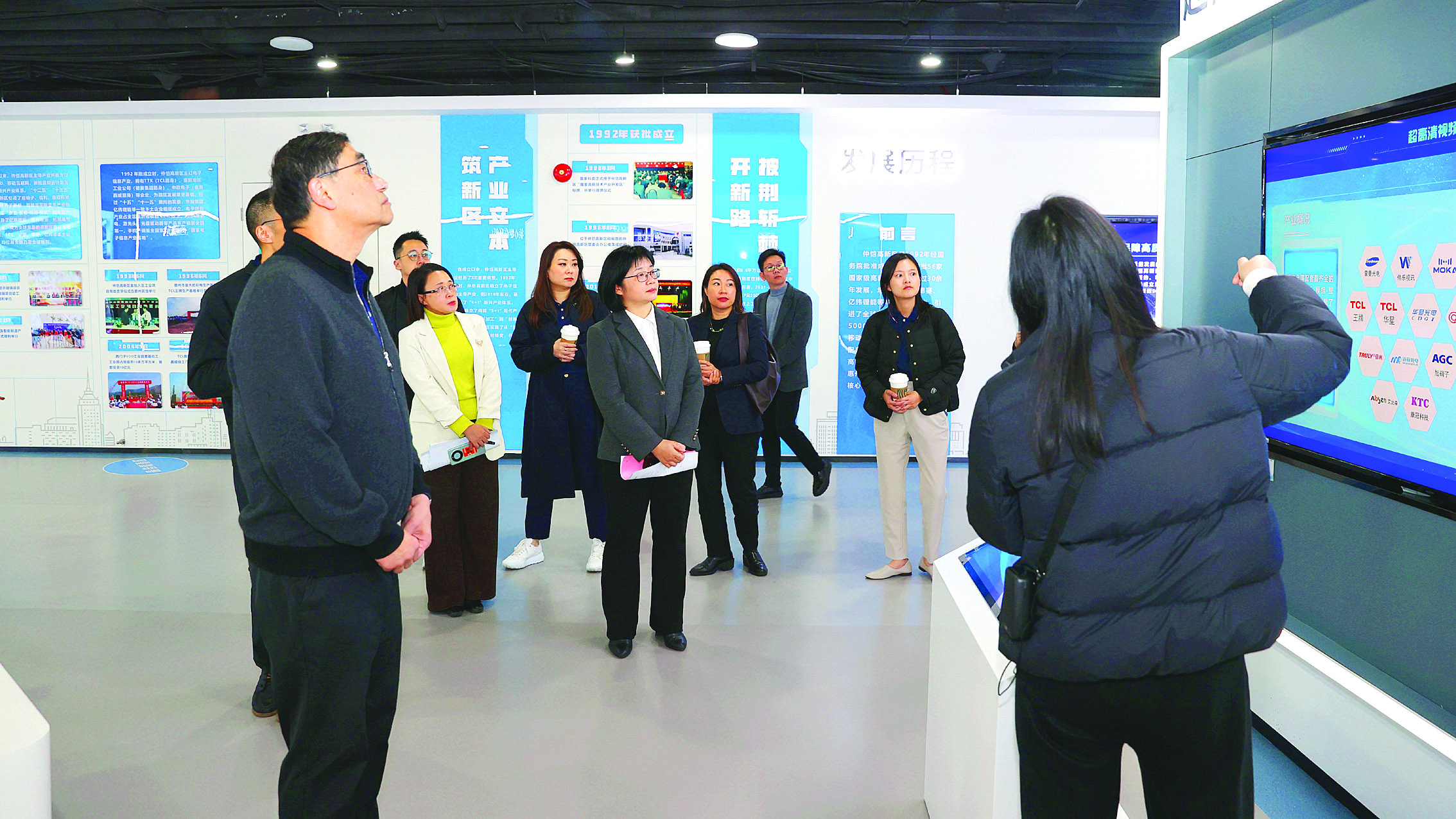     企业代表参观仲恺高新区展厅。