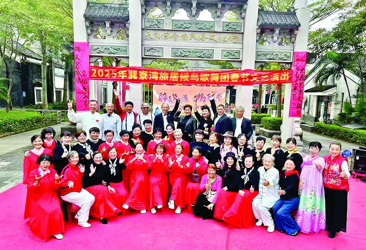 <p>    在惠东巽寮湾，旅居人群自发成立合唱团、歌舞团等。惠州日报记者蔡伟健 摄</p>