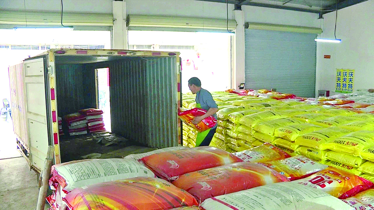     农资网点工人正在运送农资。惠州日报记者蔡伟健 摄