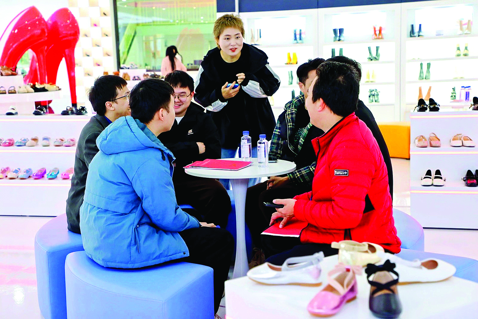     电商平台和惠东鞋企对接业务。    惠州日报记者蔡伟健 特约通讯员叶衍达 通讯员庄昇 摄