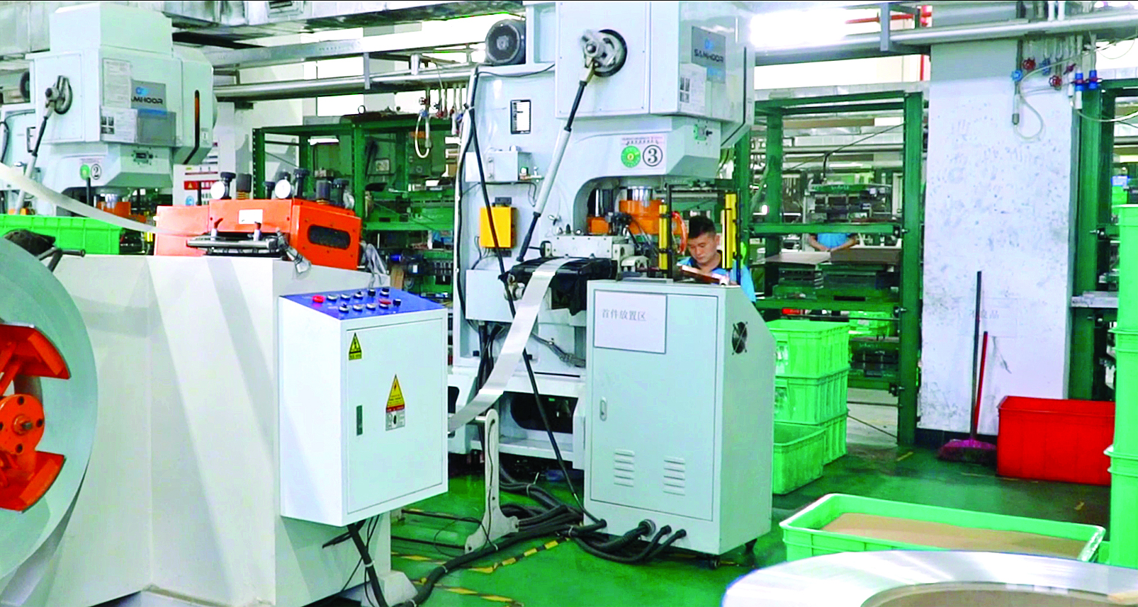     惠州市三创科技有限公司生产车间自动化设备有序运转。