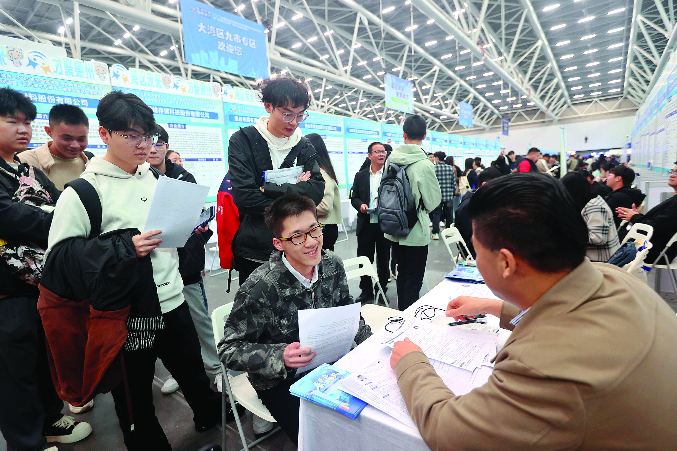     招聘会现场求职者和企业招聘人员互动交流。本组图片 惠州日报记者杨建业 摄