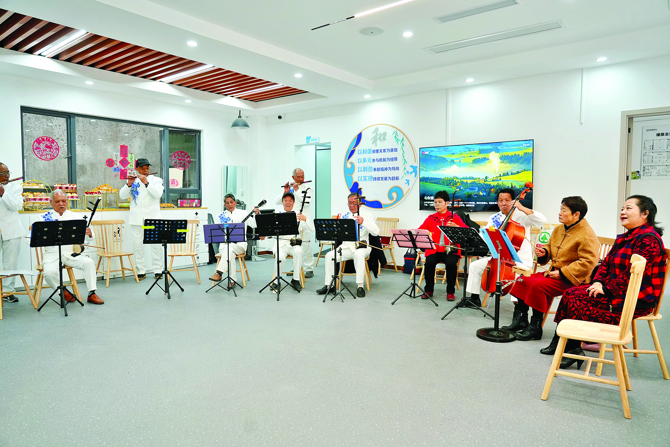     老人在新圩镇长布活动中心开展活动。