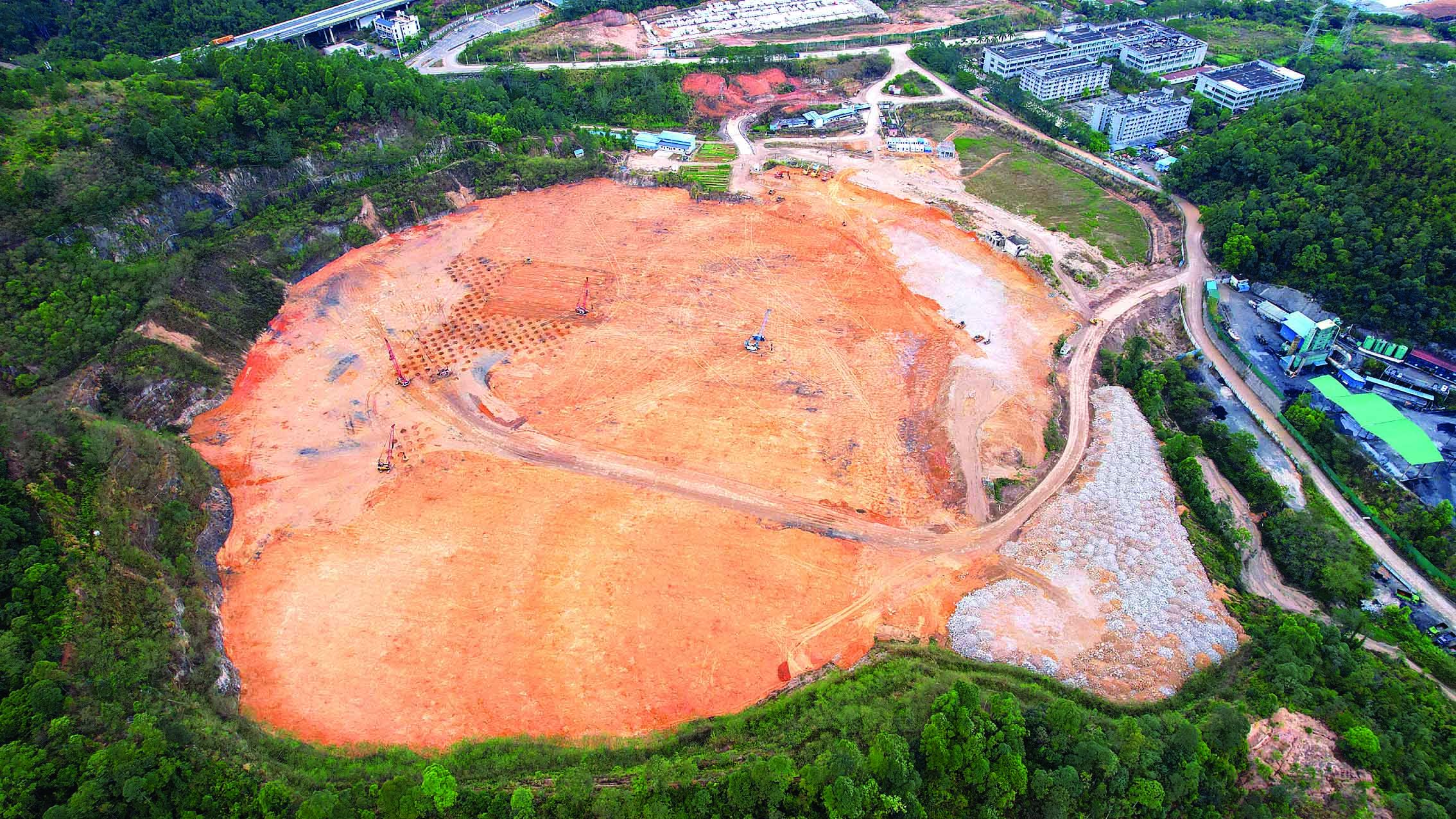     东方石场正在平整土地，未来将落户圆通大湾区总部暨智慧供应链科创园项目。图片由新圩镇政府提供