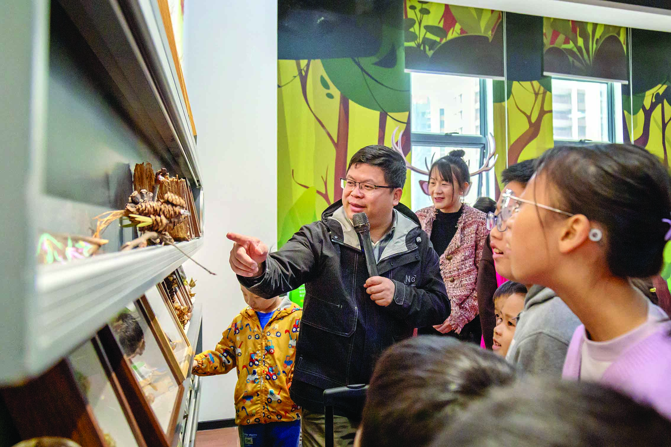     孩子们参观趣味盎然的自然“微空间”。