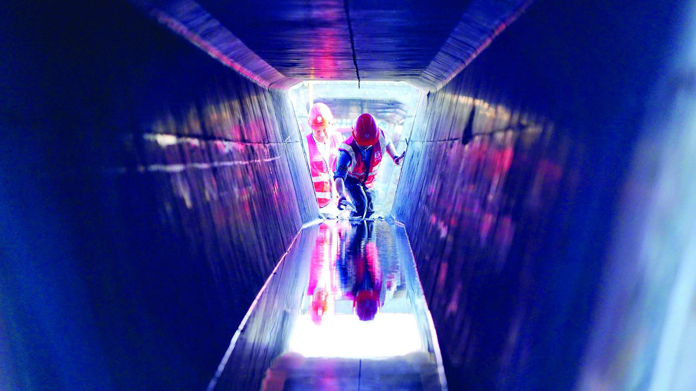     1号公路7号制梁场，工人正在场内养护预制梁。