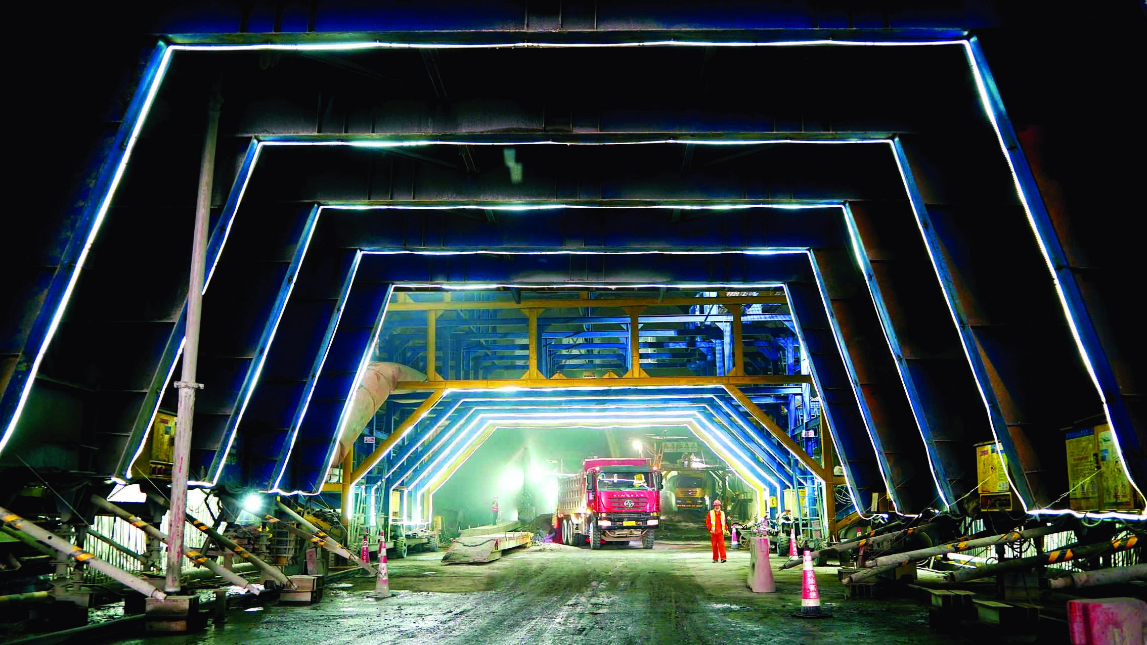     惠肇高速观洞隧道施工现场，工程机械正在进行隧道开挖。