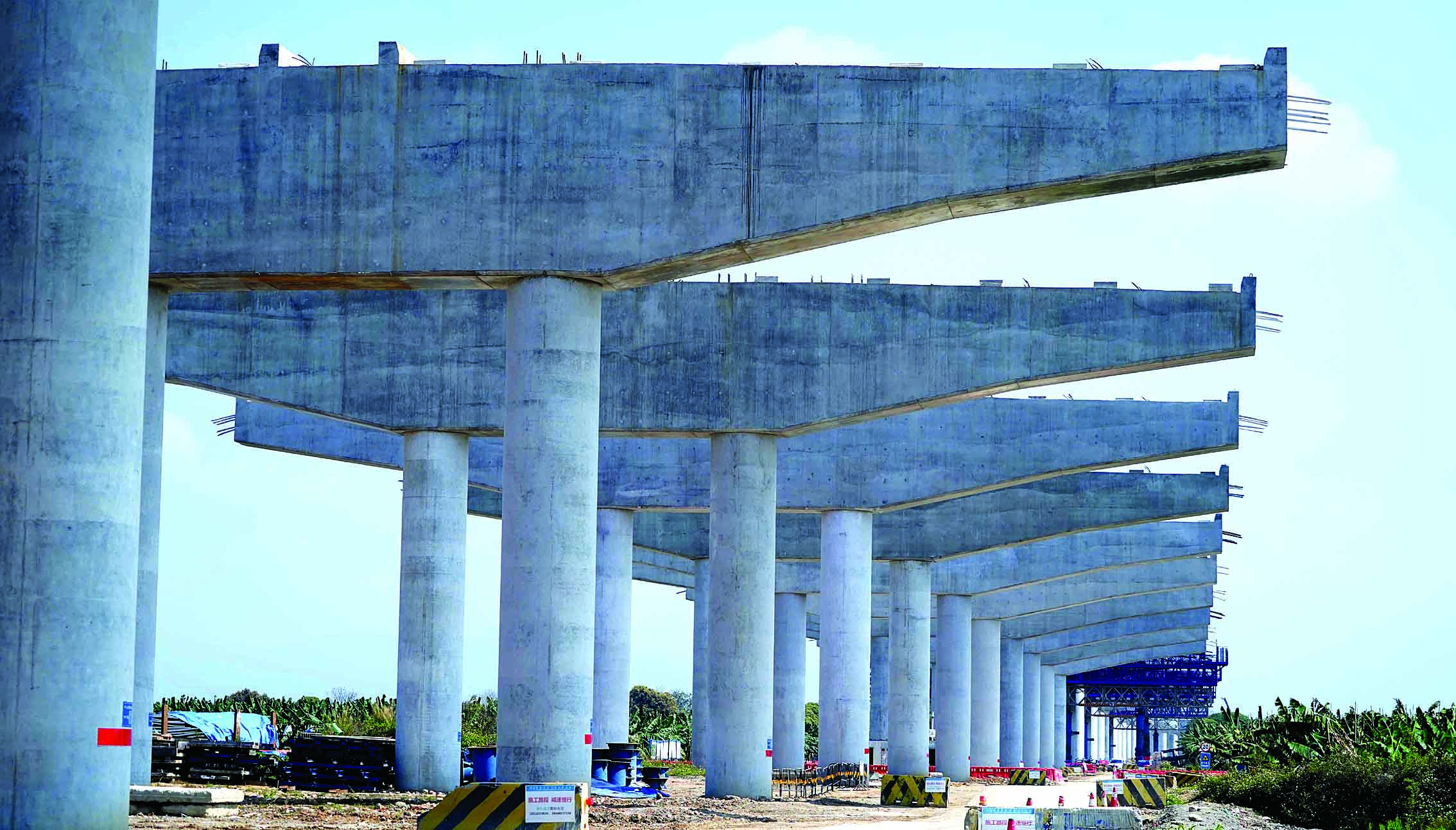     惠肇高速石湾镇路段采用双柱大悬臂盖梁的结构形式施工，增加桥下利用空间。