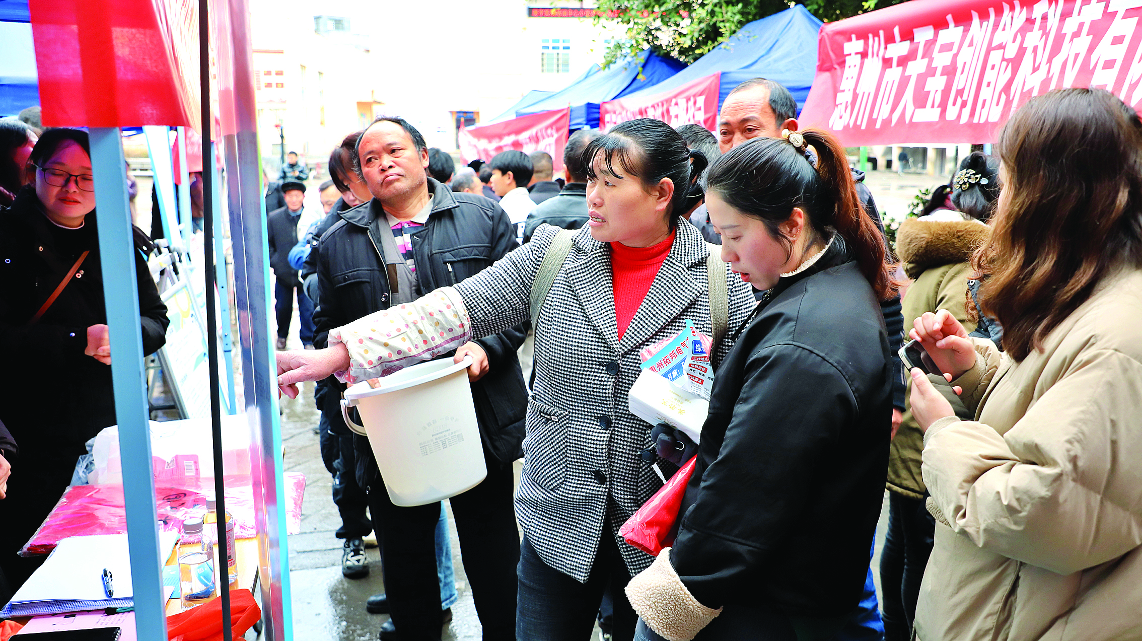     册亨县2025年东西部劳务协作专场招聘会吸引了大量求职者。    图片由广东省粤黔协作工作队黔西南工作组册亨小组提供