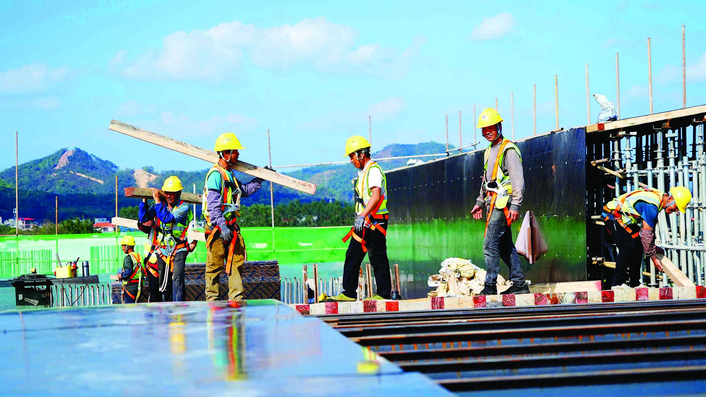     位于惠城区马安镇的西枝江大桥正在进行现浇梁支架搭建。