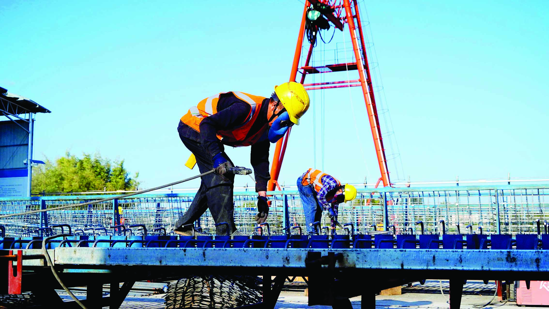     1号公路7号制梁场，工人正在生产作业。