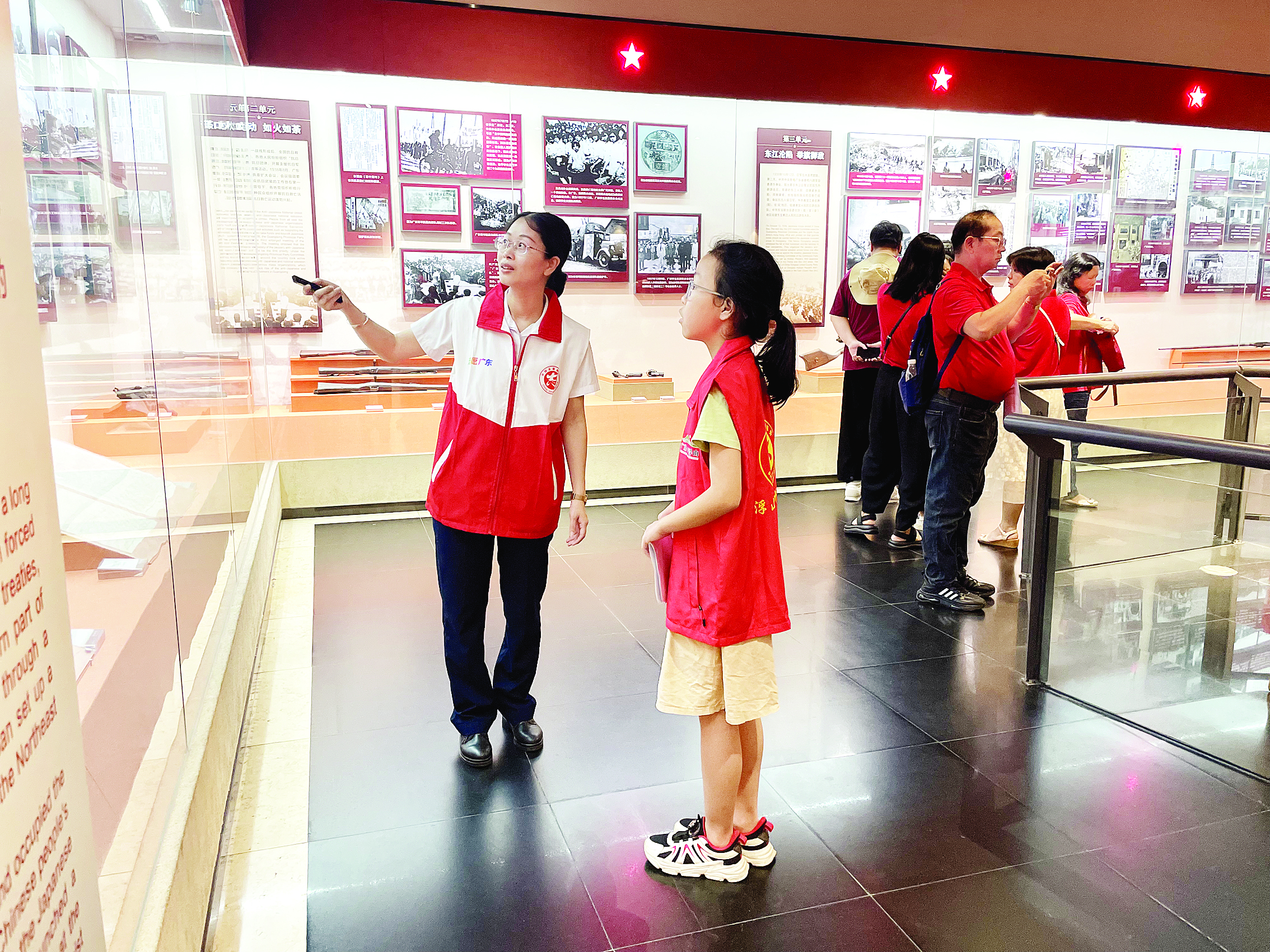     东江纵队纪念馆宣讲组成员在培训“红领巾讲解员”。    惠州日报记者黄桃 特约通讯员李渊 摄