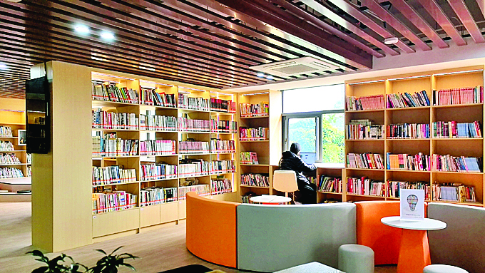     区图书馆潼湖镇分馆环境温馨舒适。惠州日报记者钟玮 通讯员黄艳婷 摄