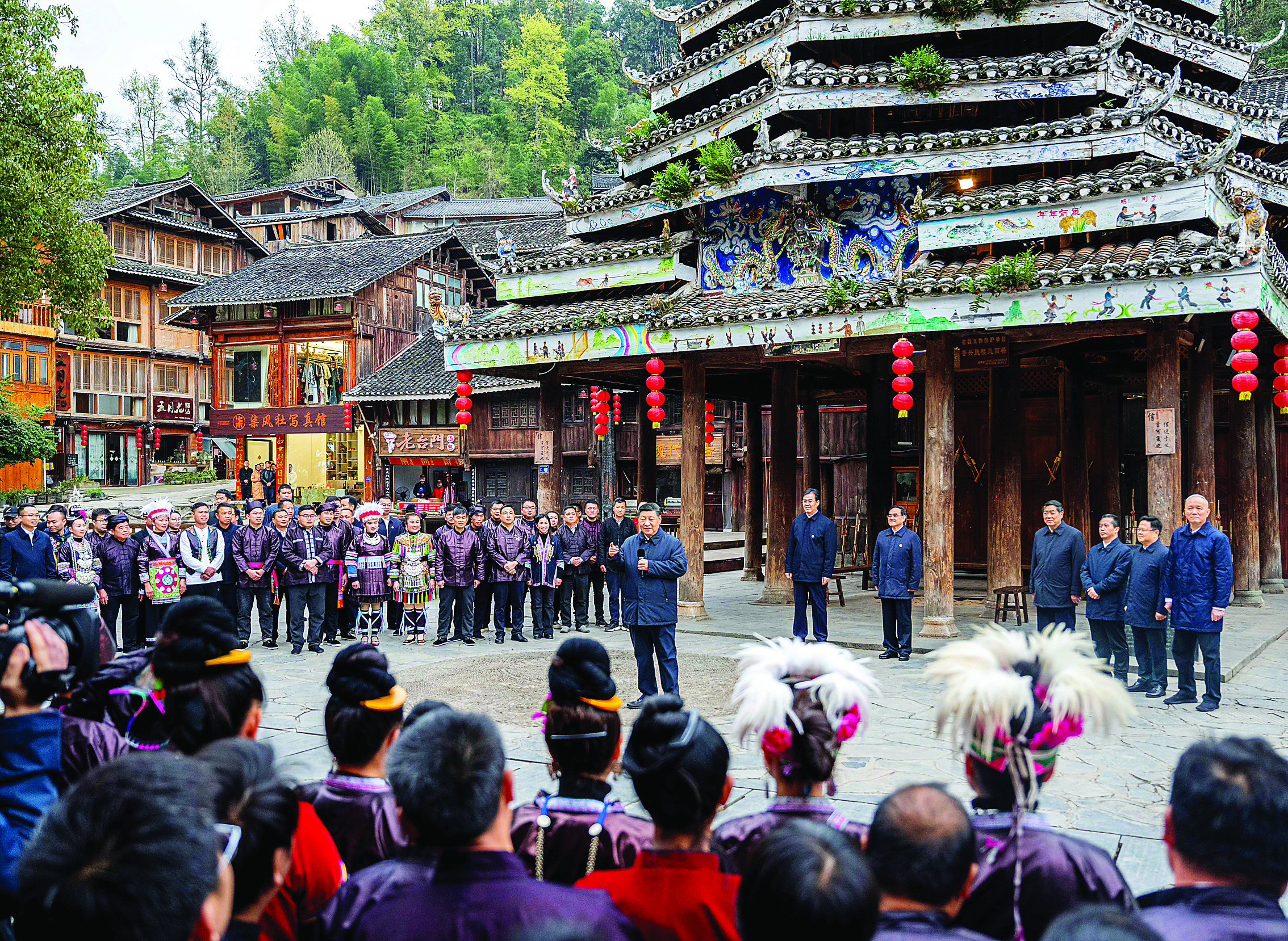     3月17日至18日，中共中央总书记、国家主席、中央军委主席习近平在贵州考察。这是17日下午，习近平在黔东南州黎平县肇兴侗寨考察时，同村民们亲切交流。新华社发