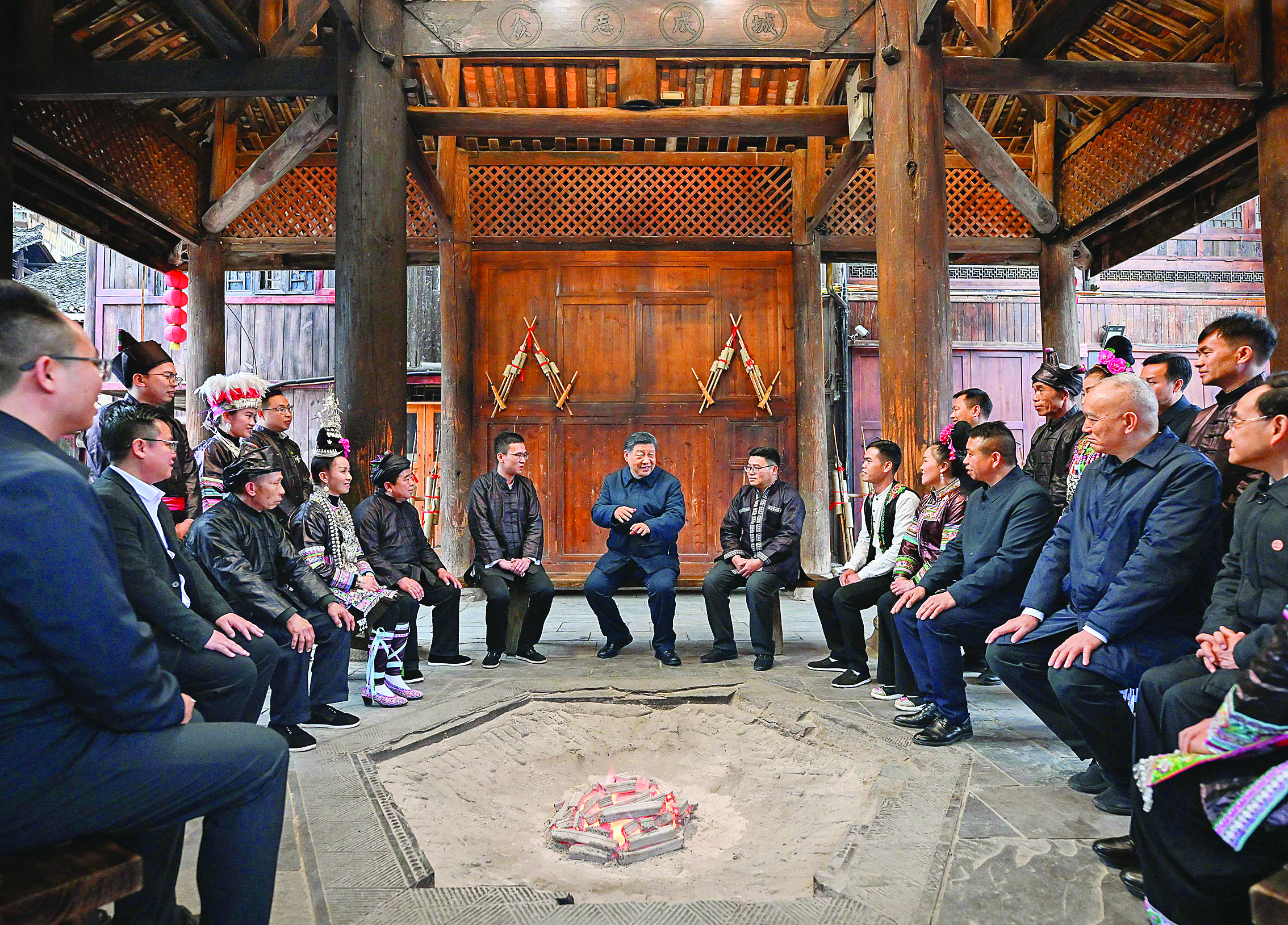     3月17日至18日，中共中央总书记、国家主席、中央军委主席习近平在贵州考察。这是17日下午，习近平在黔东南州黎平县肇兴侗寨考察时，在信团鼓楼同村干部和村民代表围坐在火塘边，共话乡村全面振兴。新华社发