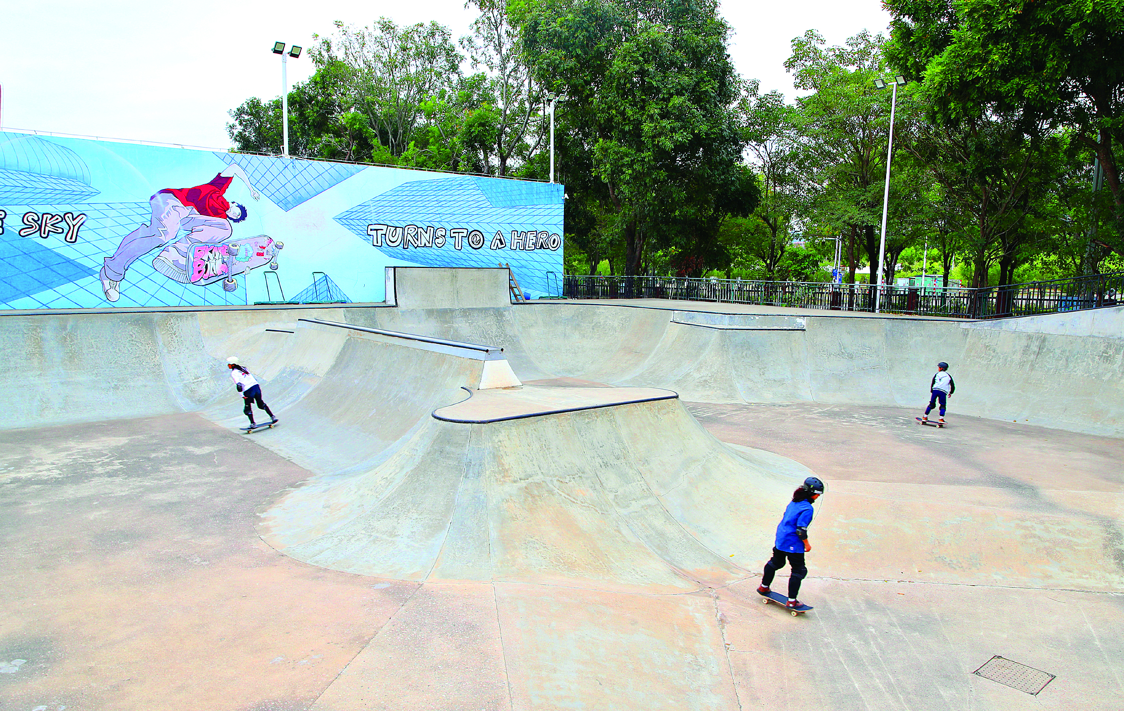     3月18日，运动员在惠州市体育运动学校滑板场训练。惠州日报记者钟畅新 摄