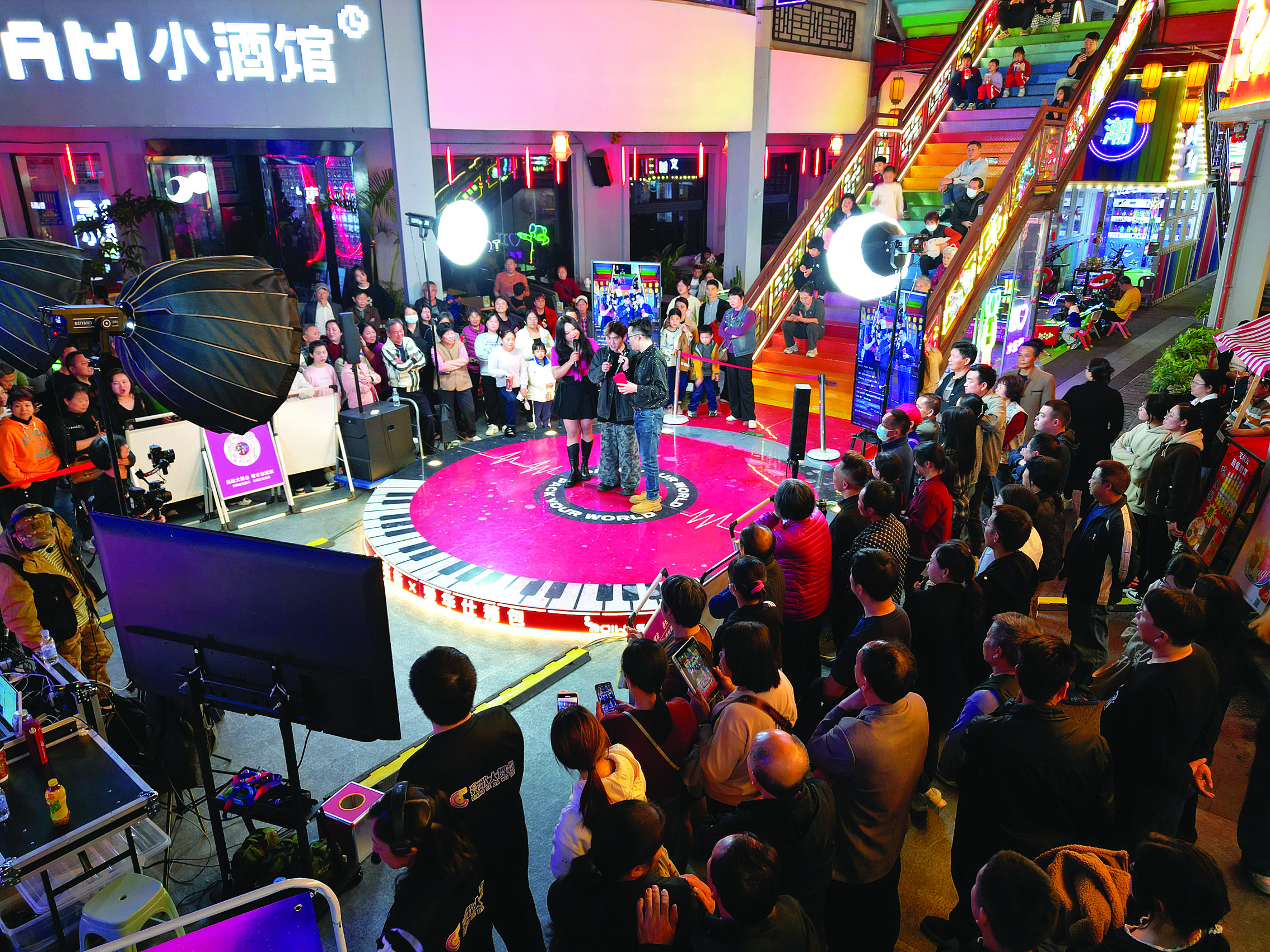     来自全国各地的音乐爱好者日前在惠州水东街登上“亮歌大舞台”。图片来源 中声大舞台