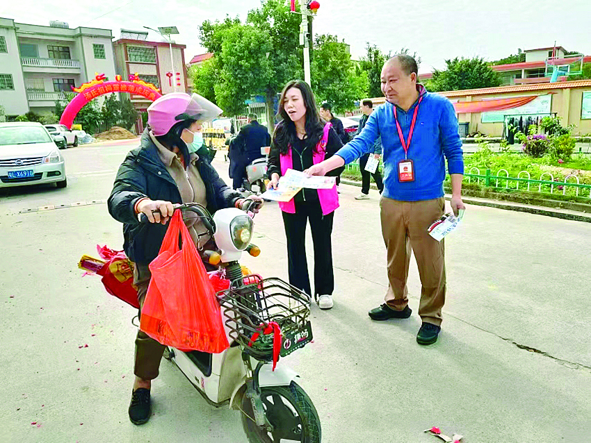     志愿者和工作人员上路宣传文明出行。