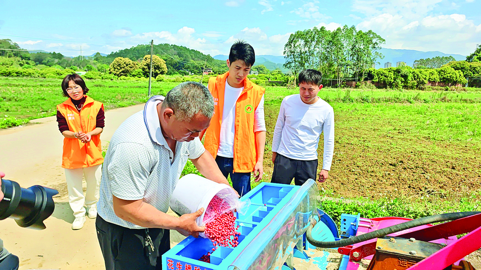     博罗县农业农村综合服务中心工作人员指导农户开展花生机械化种植。