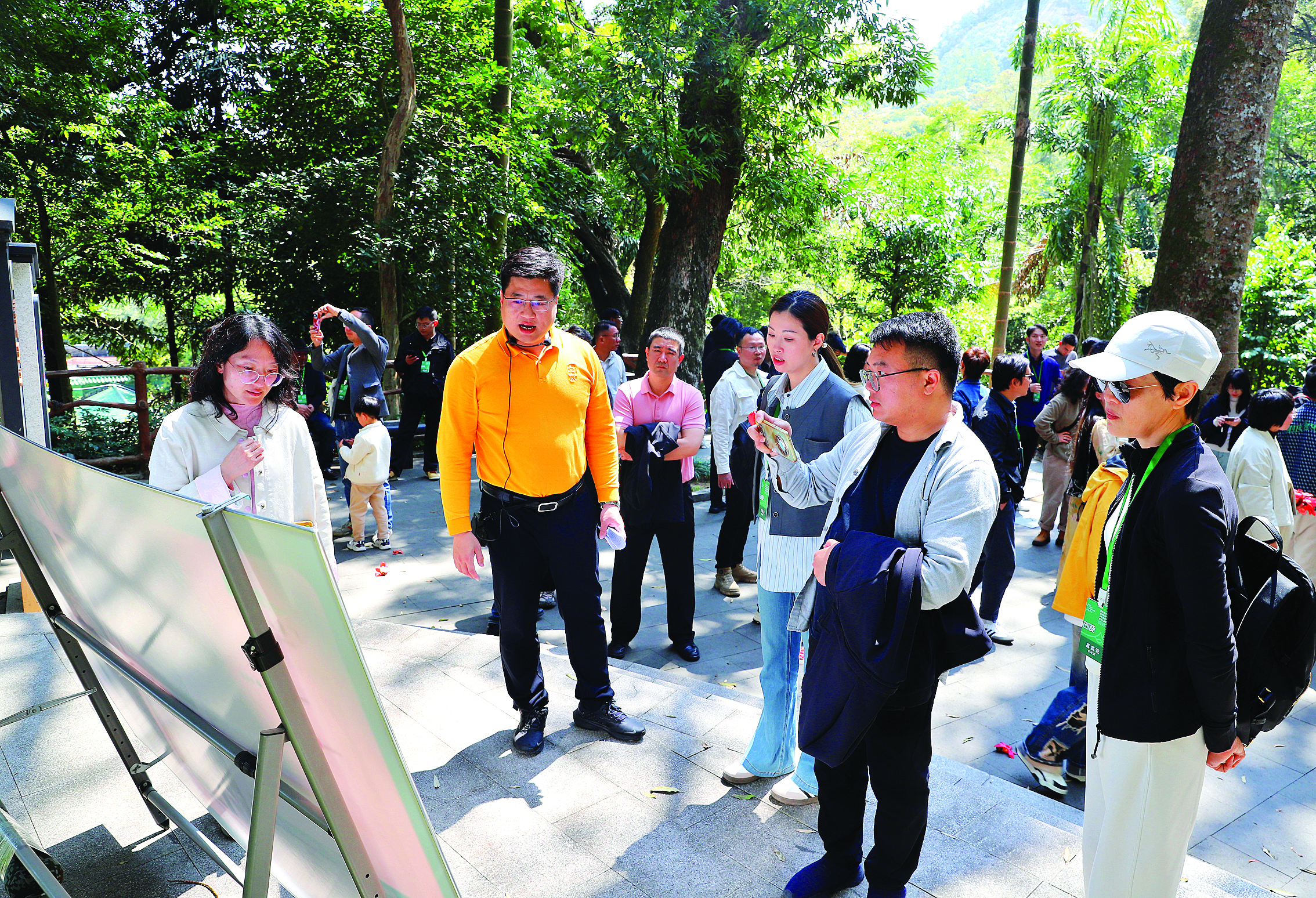     与会人员在罗浮山景区参观考察。惠州日报记者钟畅新 摄
