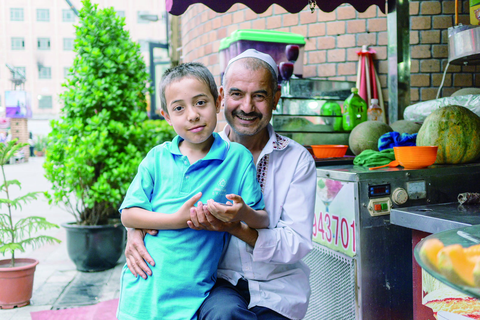     热情好客的维吾尔族。