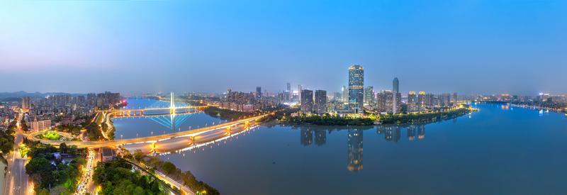     市区江北夜景。 惠州东江图片社供图