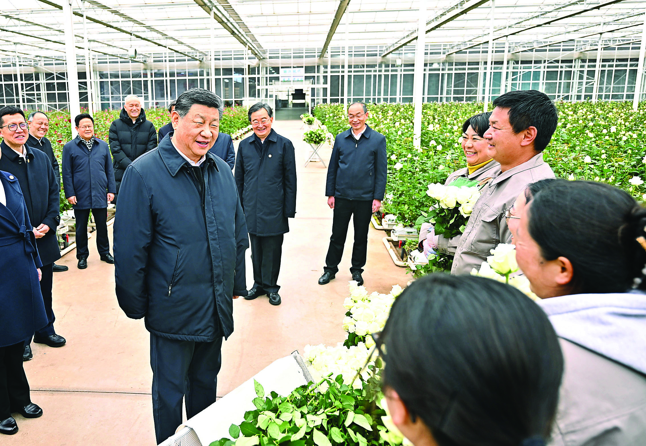     3月19日至20日，中共中央总书记、国家主席、中央军委主席习近平在云南考察。这是19日下午，习近平在丽江现代花卉产业园玫瑰花种植区，同现场村民、技术人员亲切交谈。新华社发