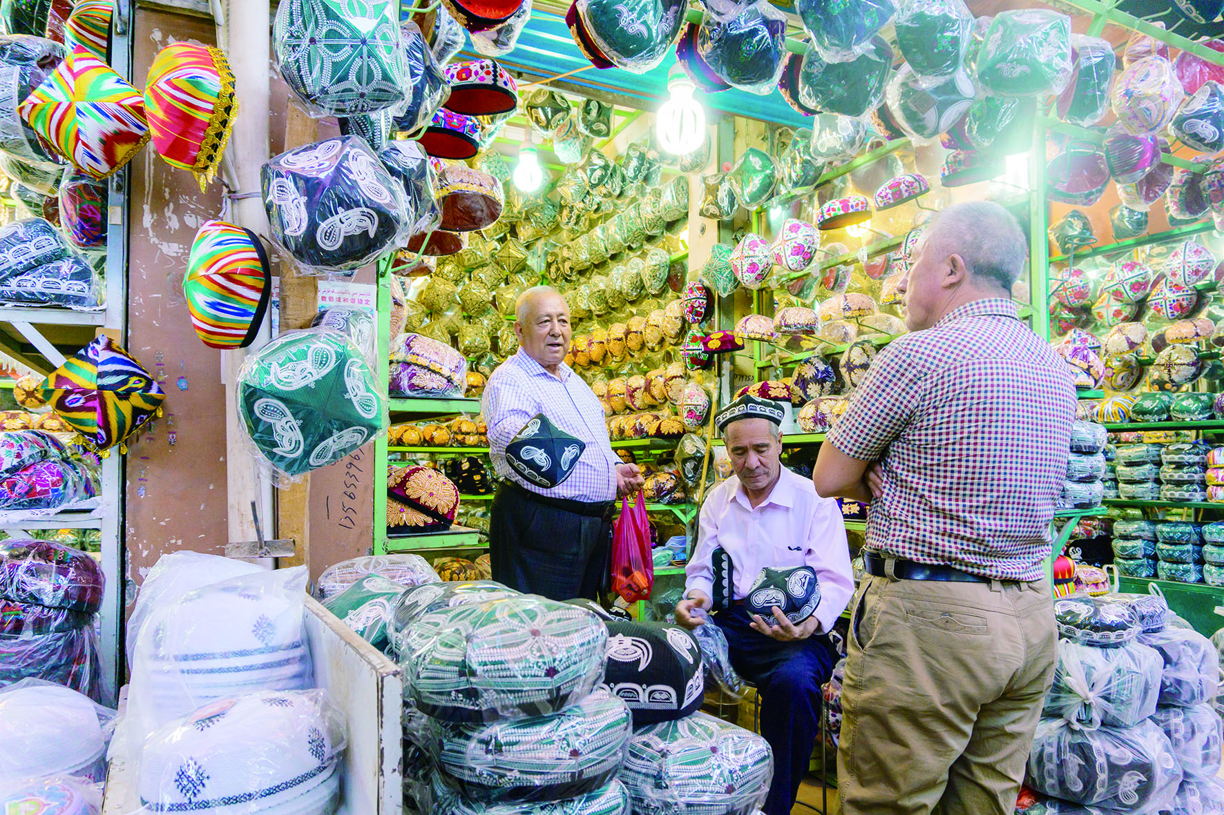     游客购买特色商品。