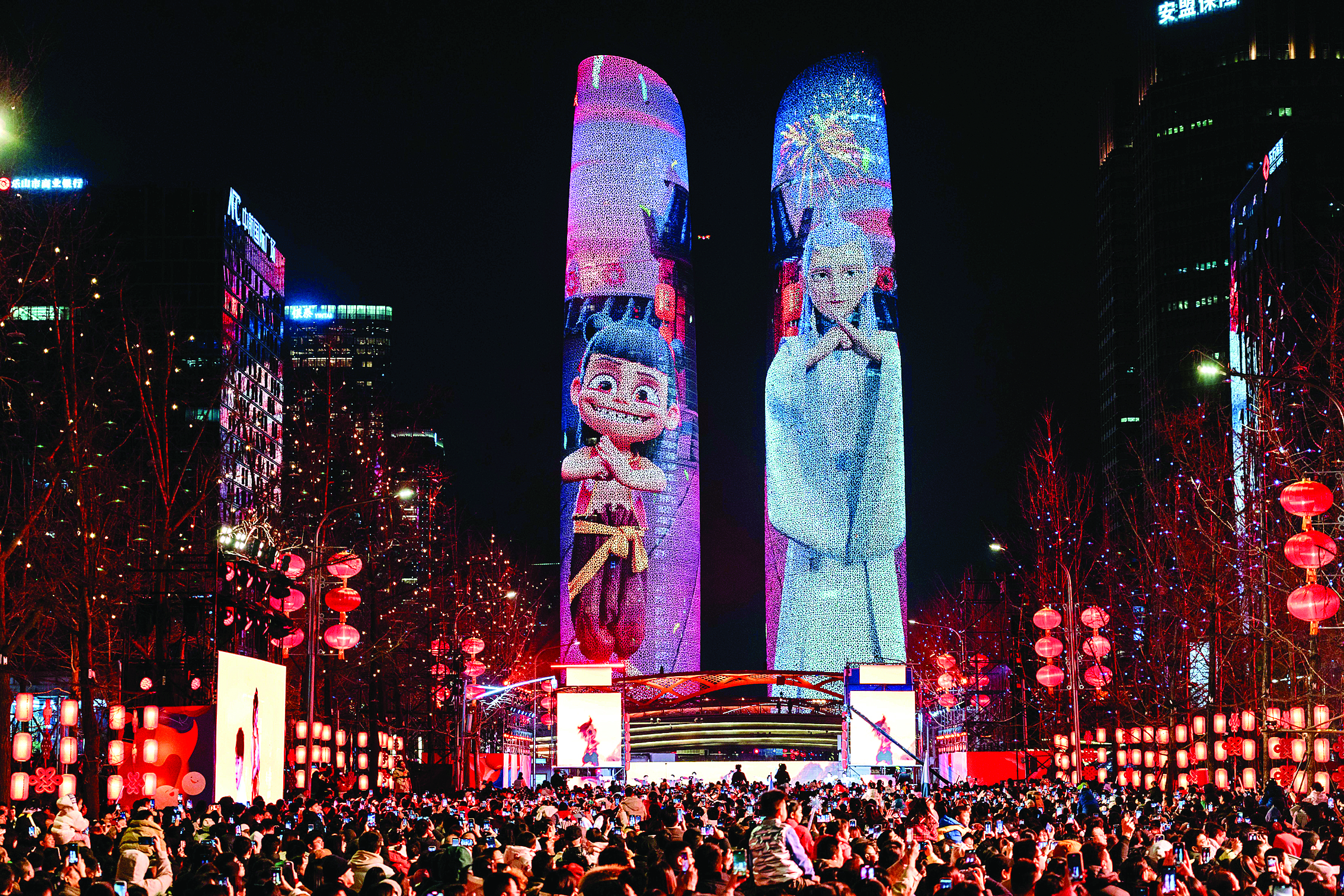     2月12日，《哪吒2》中的角色哪吒、敖丙登上成都天府双塔。               新华社发