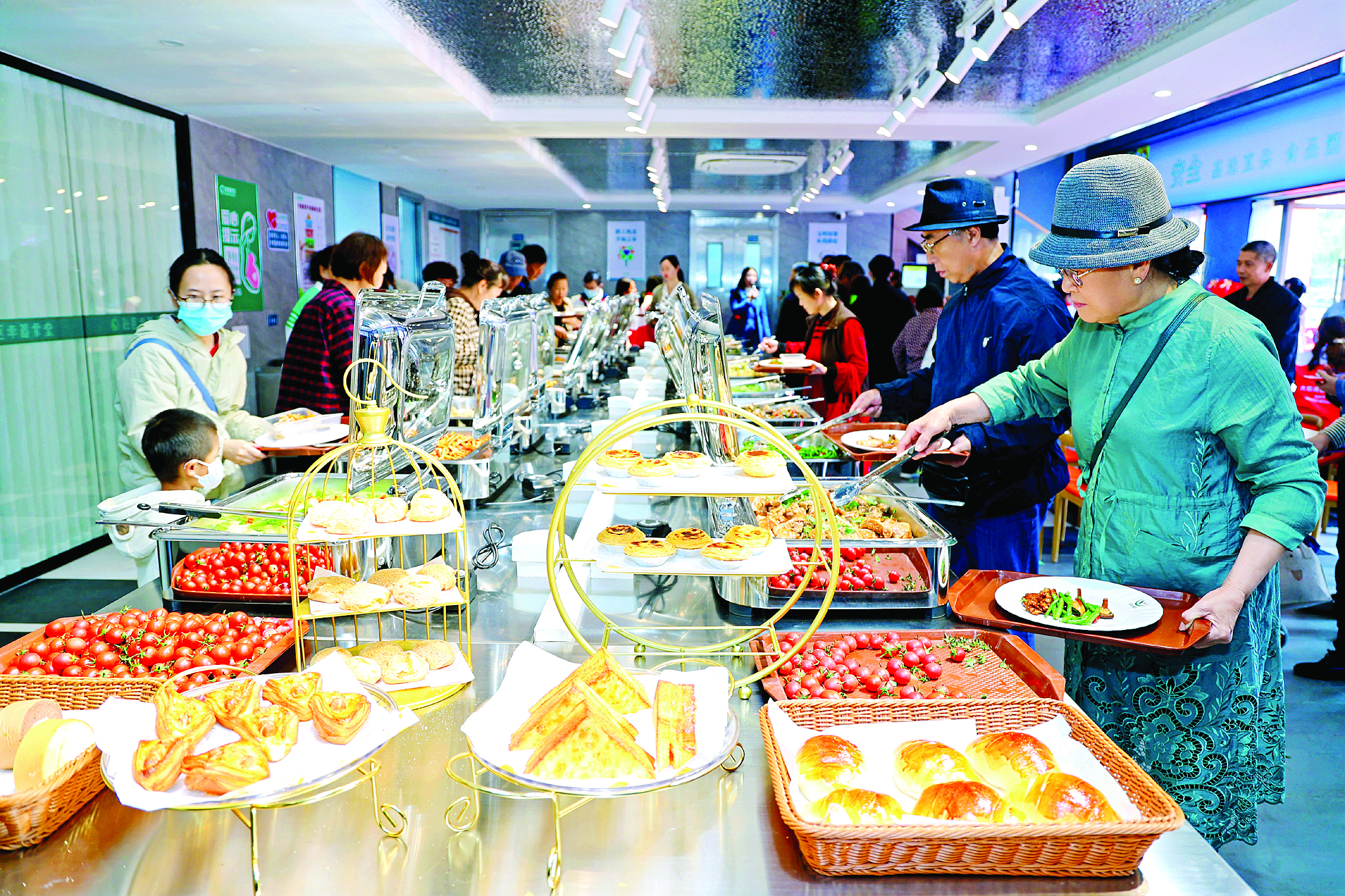     龙光社区幸福食堂实惠便捷，吸引众多居民体验。