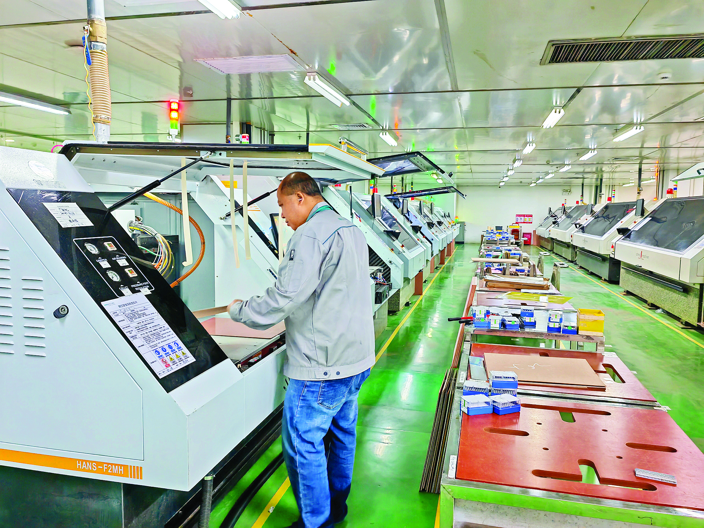     金百泽智能制造车间。惠州日报记者匡湘鄂 摄