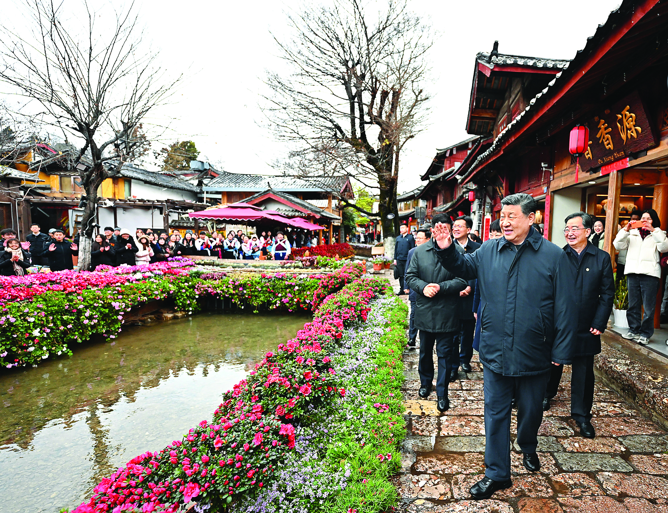     3月19日至20日，中共中央总书记、国家主席、中央军委主席习近平在云南考察。这是19日下午，习近平在丽江古城考察时，与居民、游客互动交流。新华社发