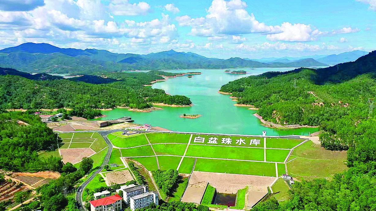     白盆珠水库顺利通过水利部标准化评审，是我市首座部级达标水库。