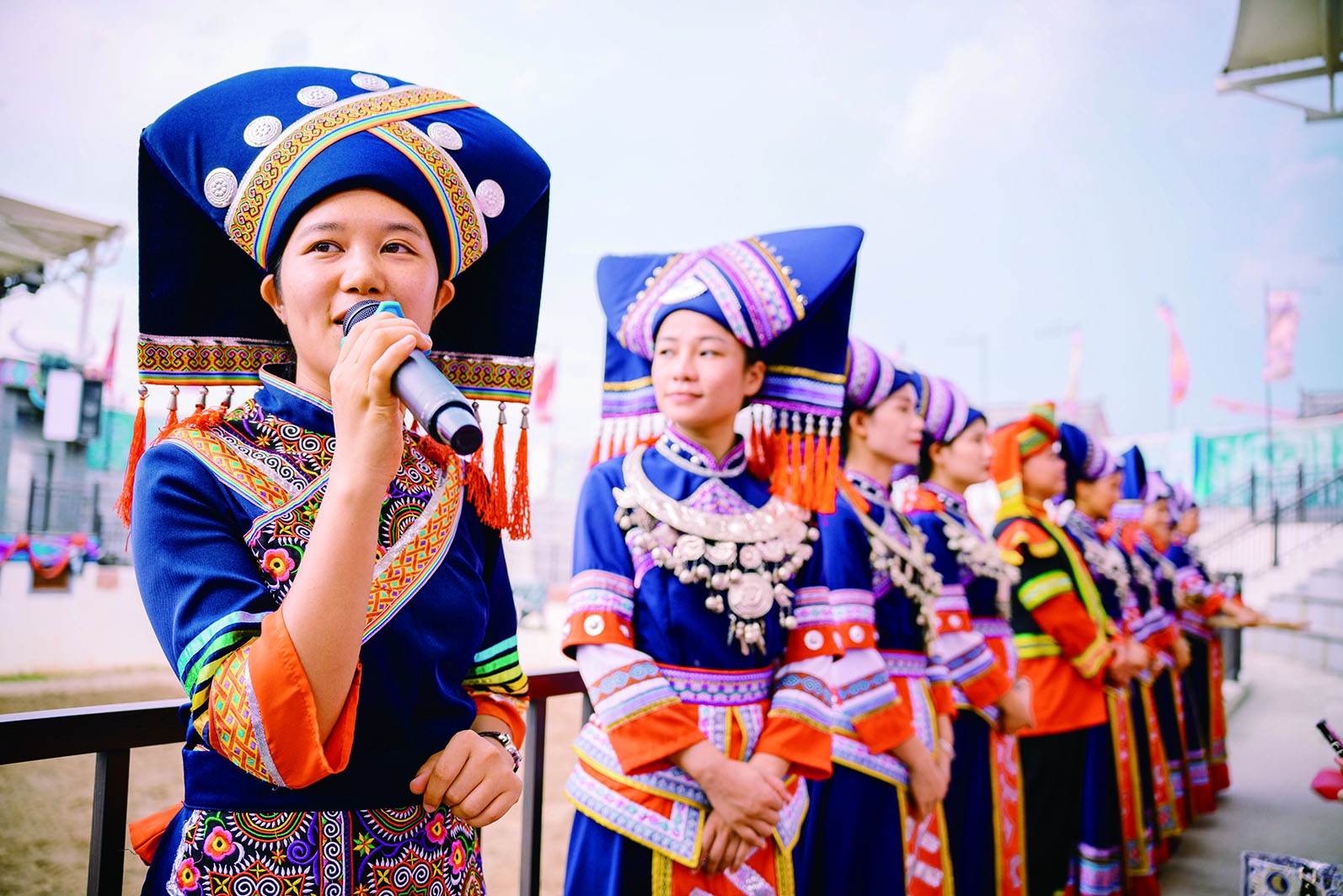     壮族人民用独特的歌舞欢迎游客。