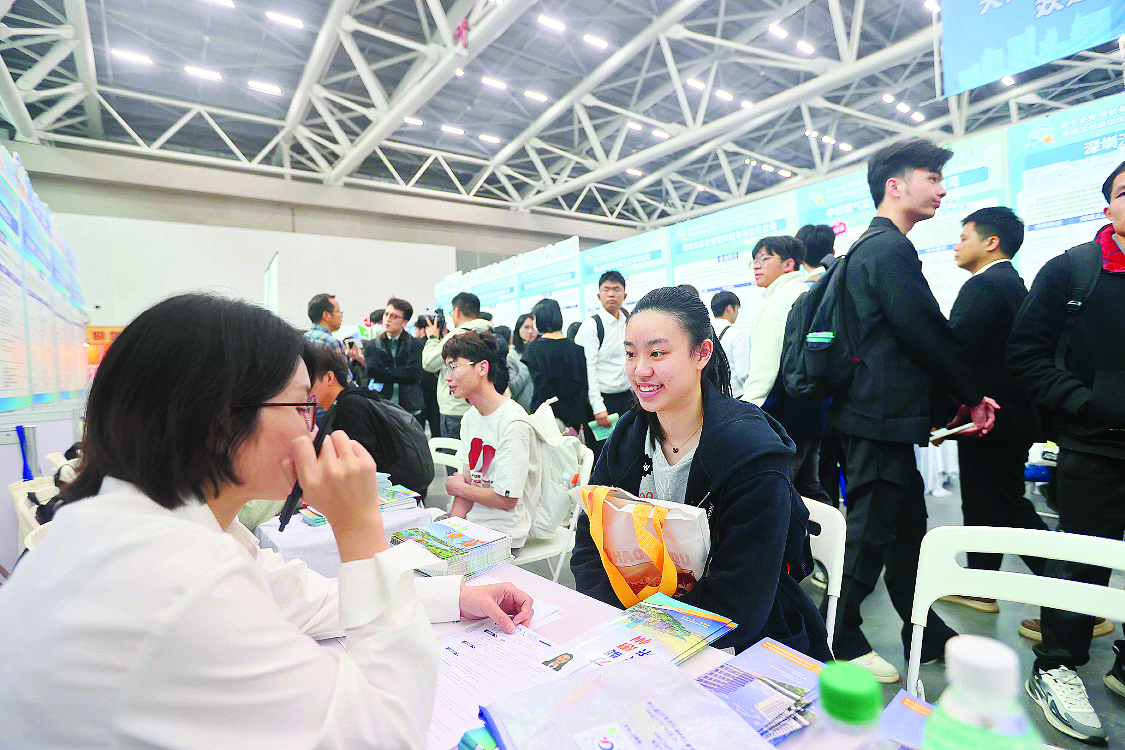     3月16日，“百万英才汇南粤”春季大型综合招聘会在广州举行。这是求职者在惠州企业摊位前咨询。    惠州日报记者杨建业 摄