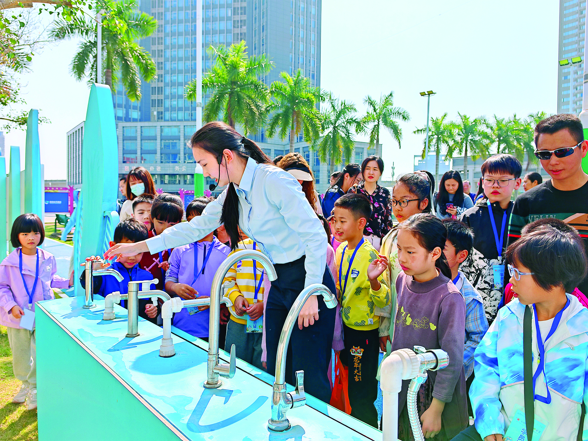     讲解员教孩子们分辨节水水龙头。本组图片 惠州日报记者陈春惠 摄