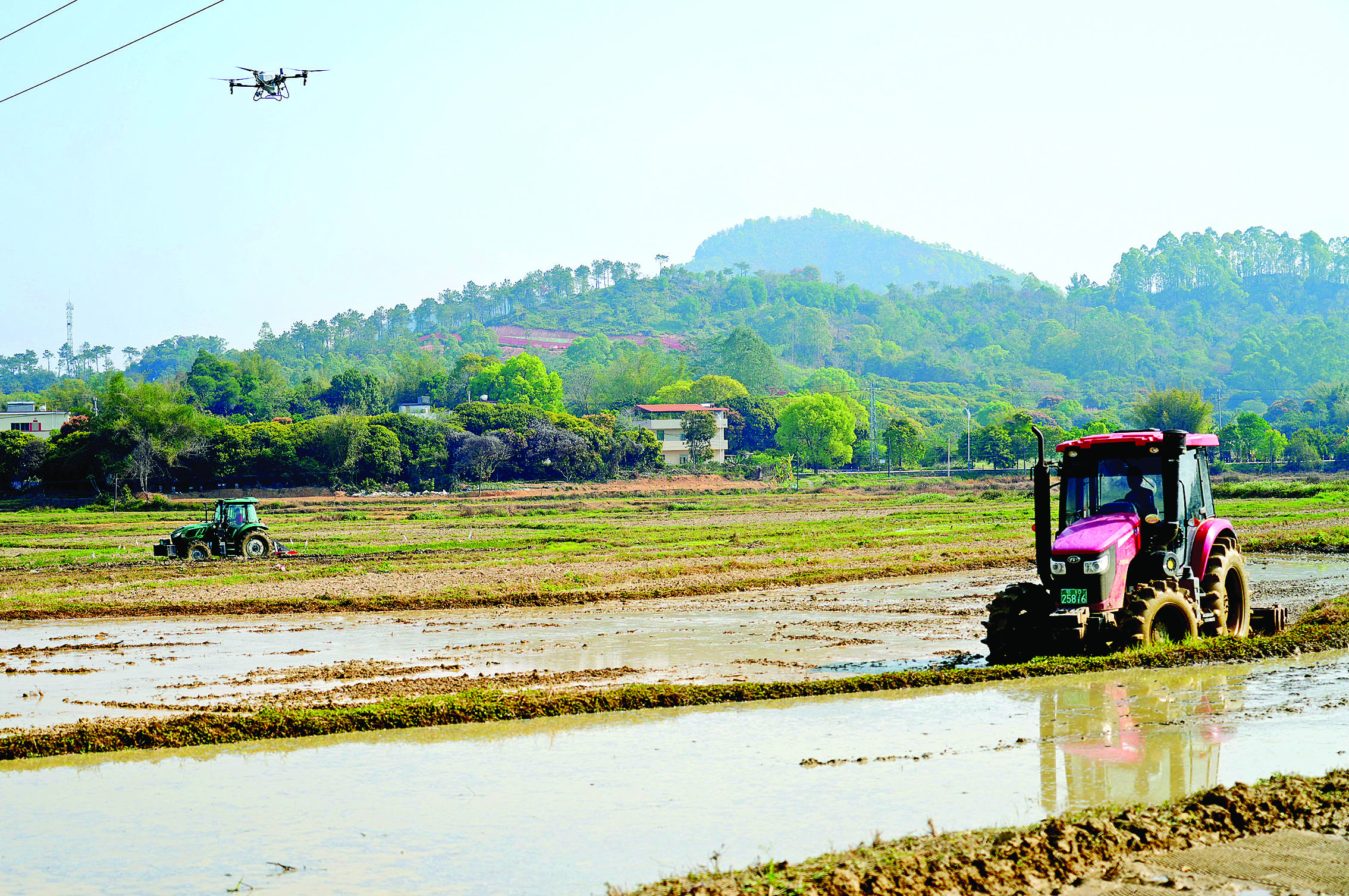     在良井镇，春耕现场科技赋能，空地一体。