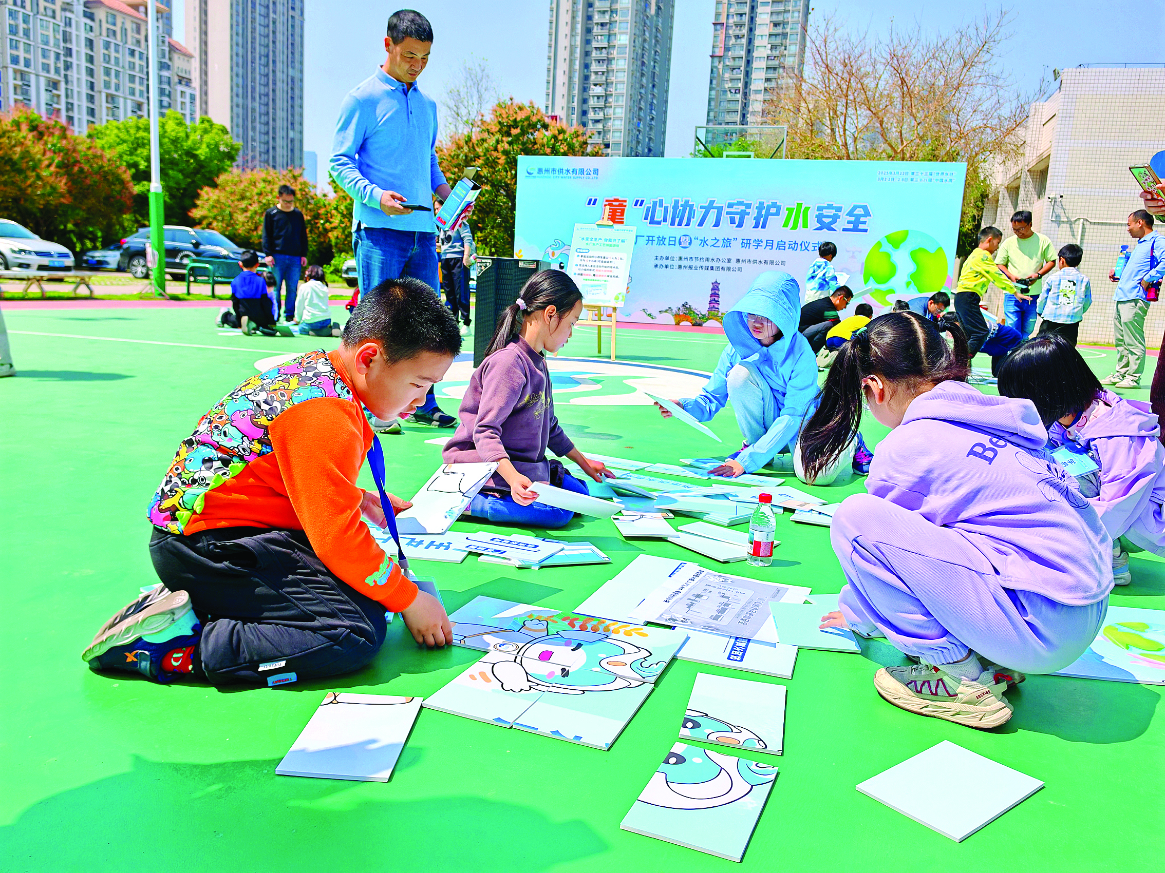     孩子们参与趣味活动，加深对水的认识。