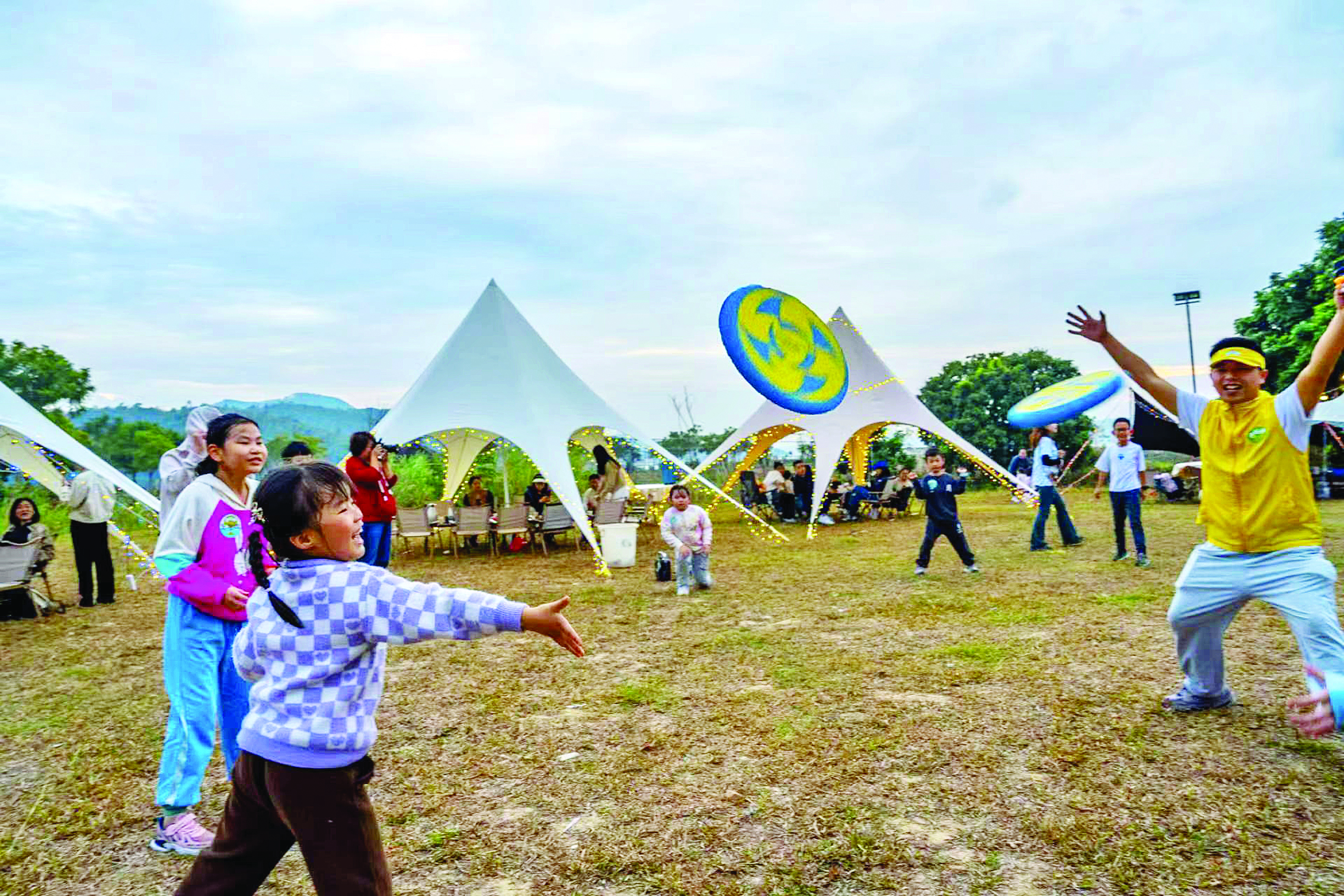     游客在乡间游玩。横河镇提供