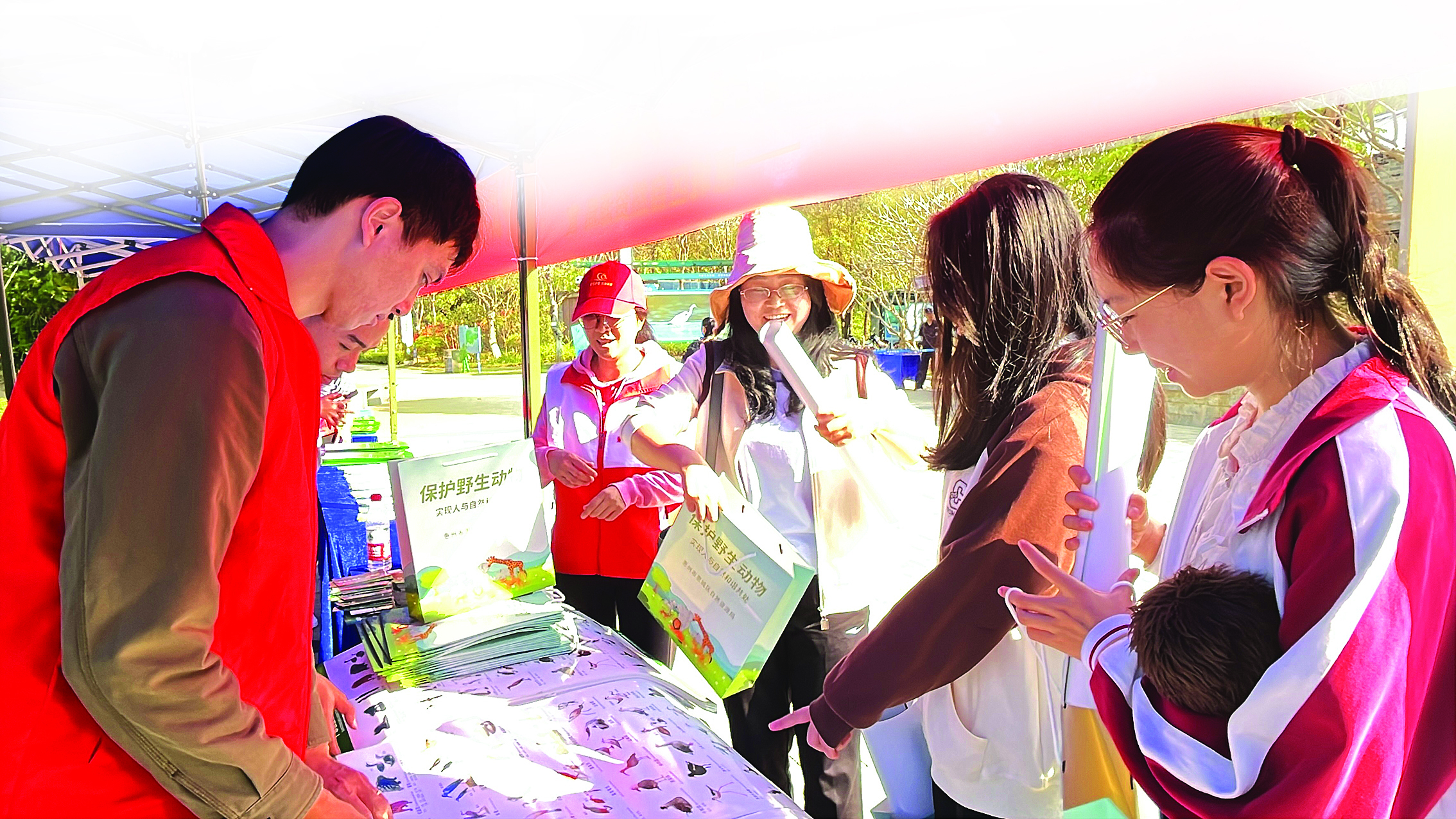 <p>    市民参观爱鸟护鸟主题展区。本组图片（除署名外） 惠州日报记者黄桃 摄</p>