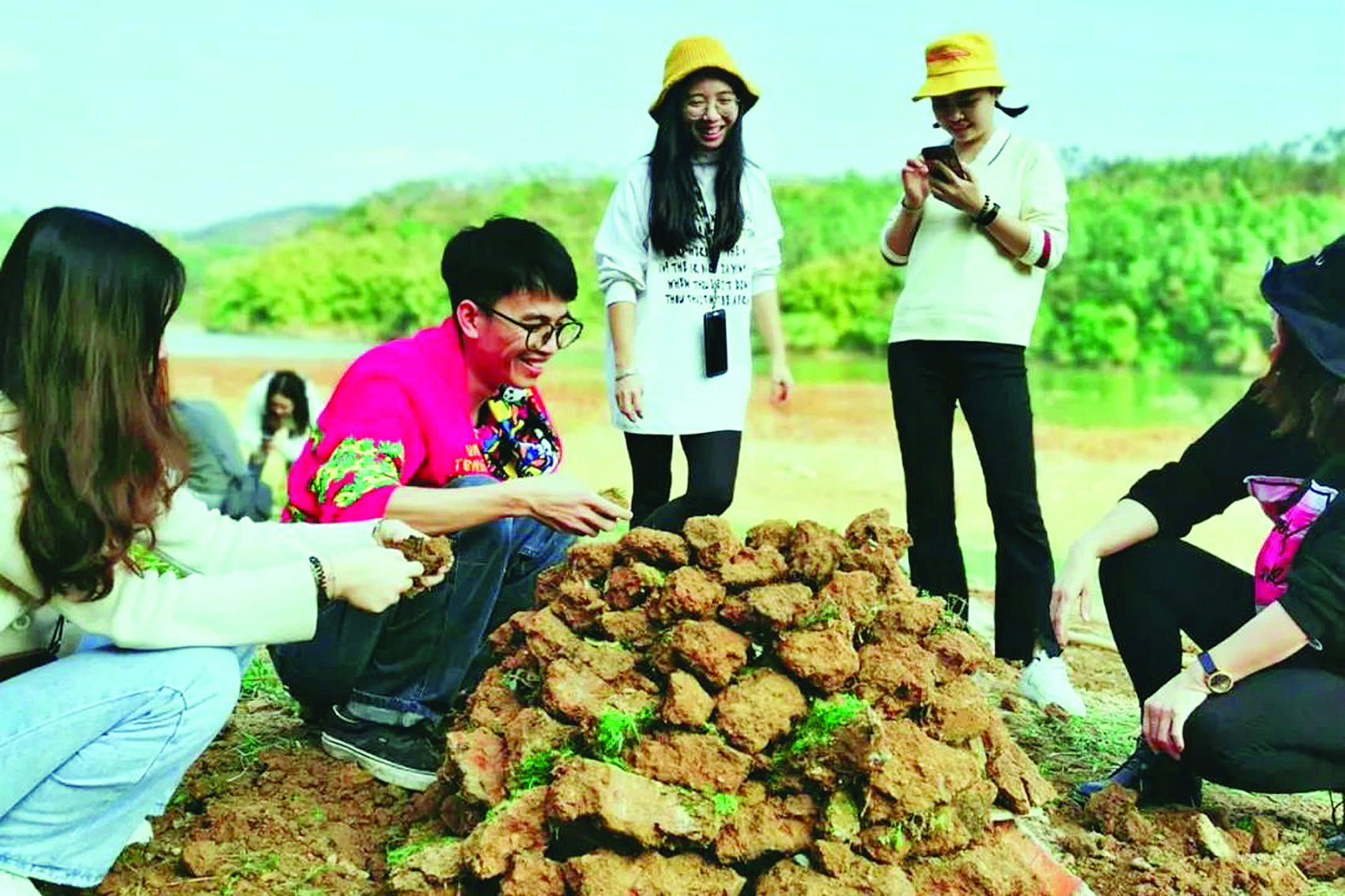     游客在横河民宿体验农事生活。横河镇提供